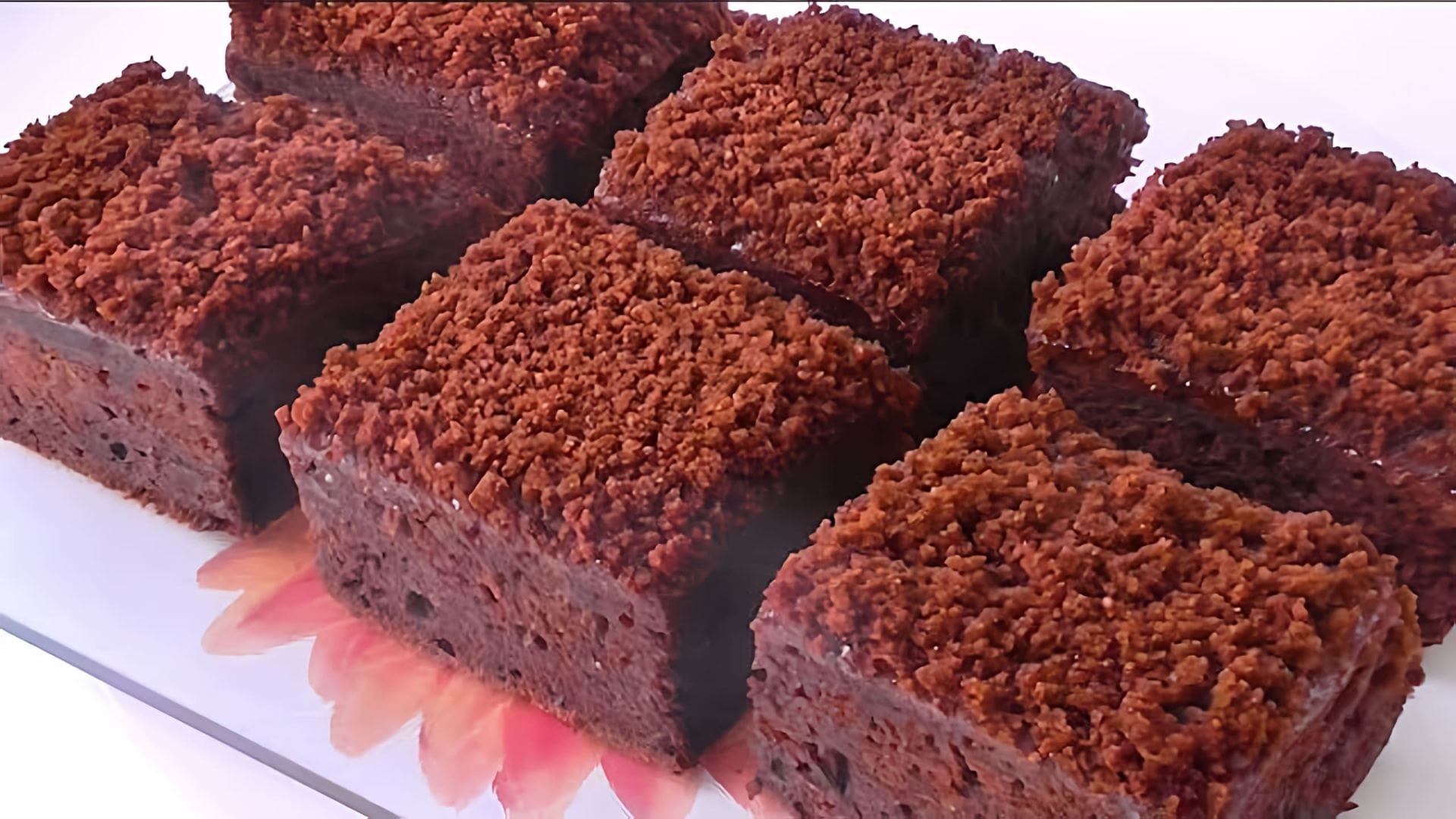 В этом видео демонстрируется рецепт шоколадного пирога из кабачков без яиц и молочных продуктов