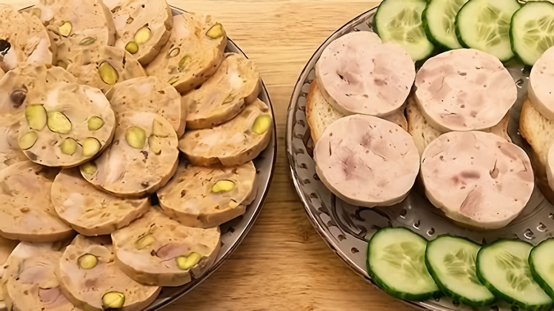 В этом видео демонстрируется процесс приготовления домашней куриной колбасы двух видов: праздничной с различными добавками и простой для детей на бутерброды