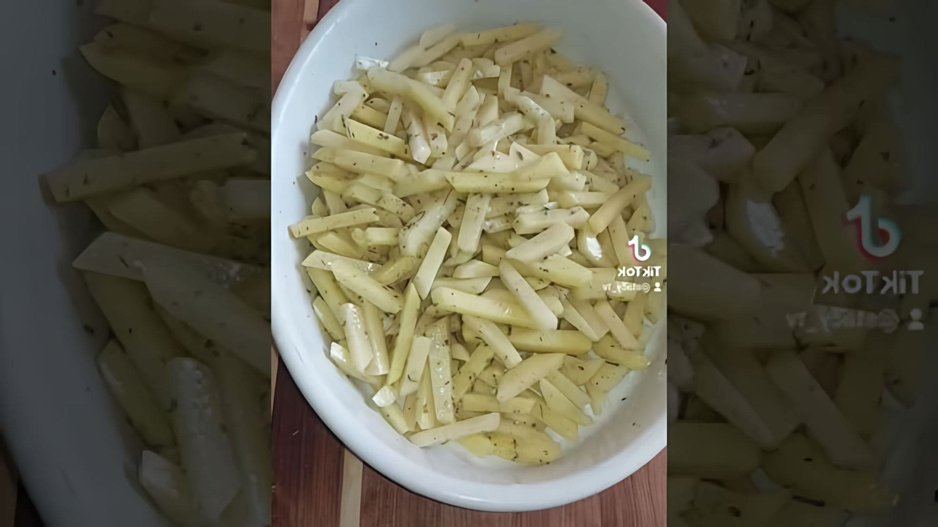 В этом видео демонстрируется процесс приготовления картофеля с ветчиной и сыром в духовке