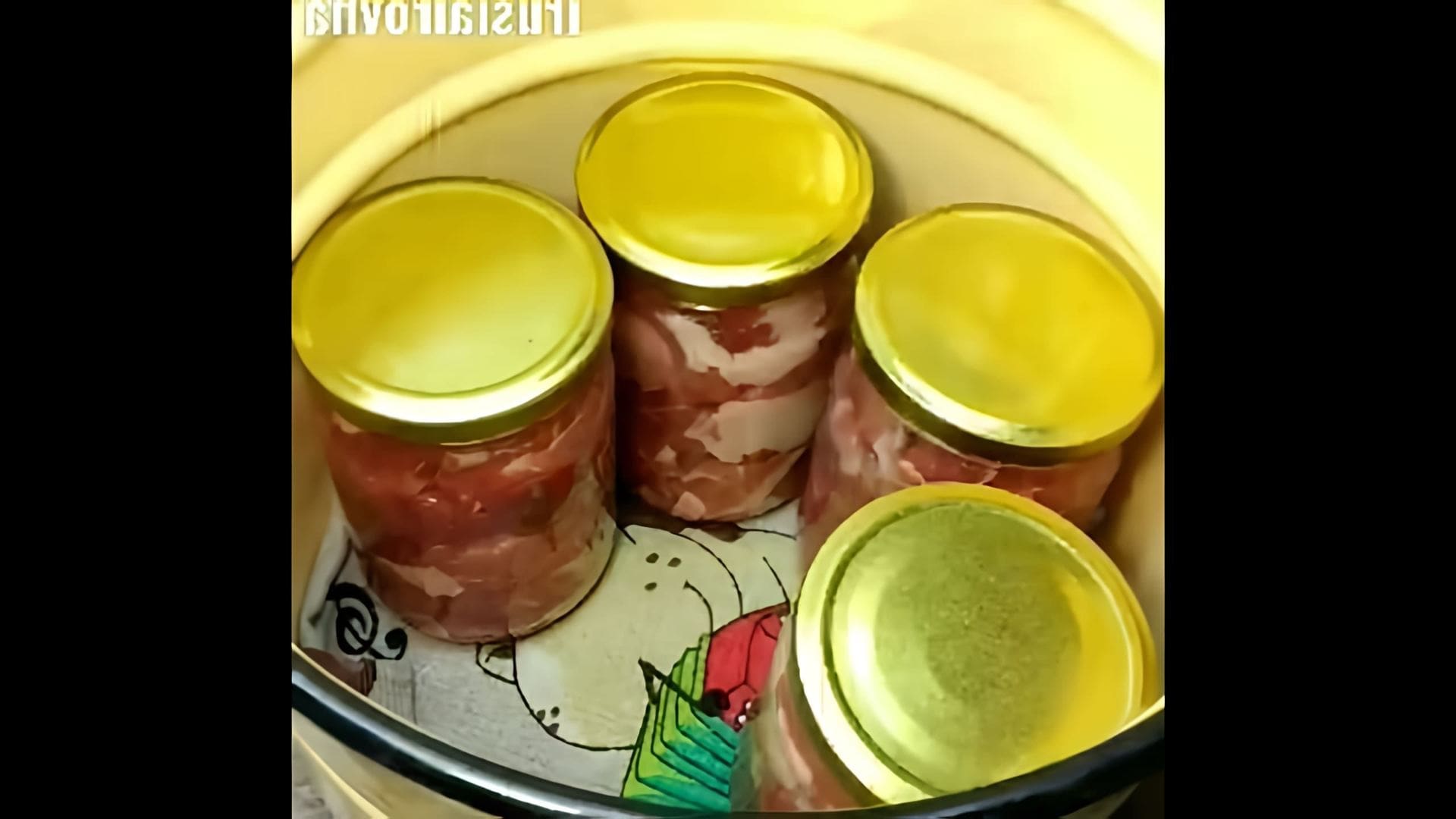 В этом видео демонстрируется процесс приготовления тушенки из свинины в домашних условиях без использования духовки