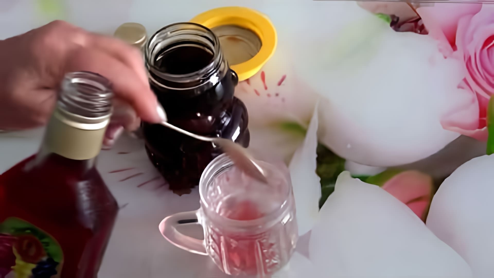 В этом видео рассказывается о напитке для похудения, который готовится из натурального виноградного уксуса и настоящего меда