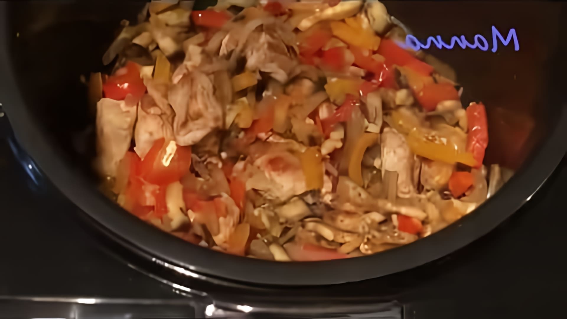 В этом видео демонстрируется процесс приготовления овощного рагу с мясом в мультиварке Philips HD3197