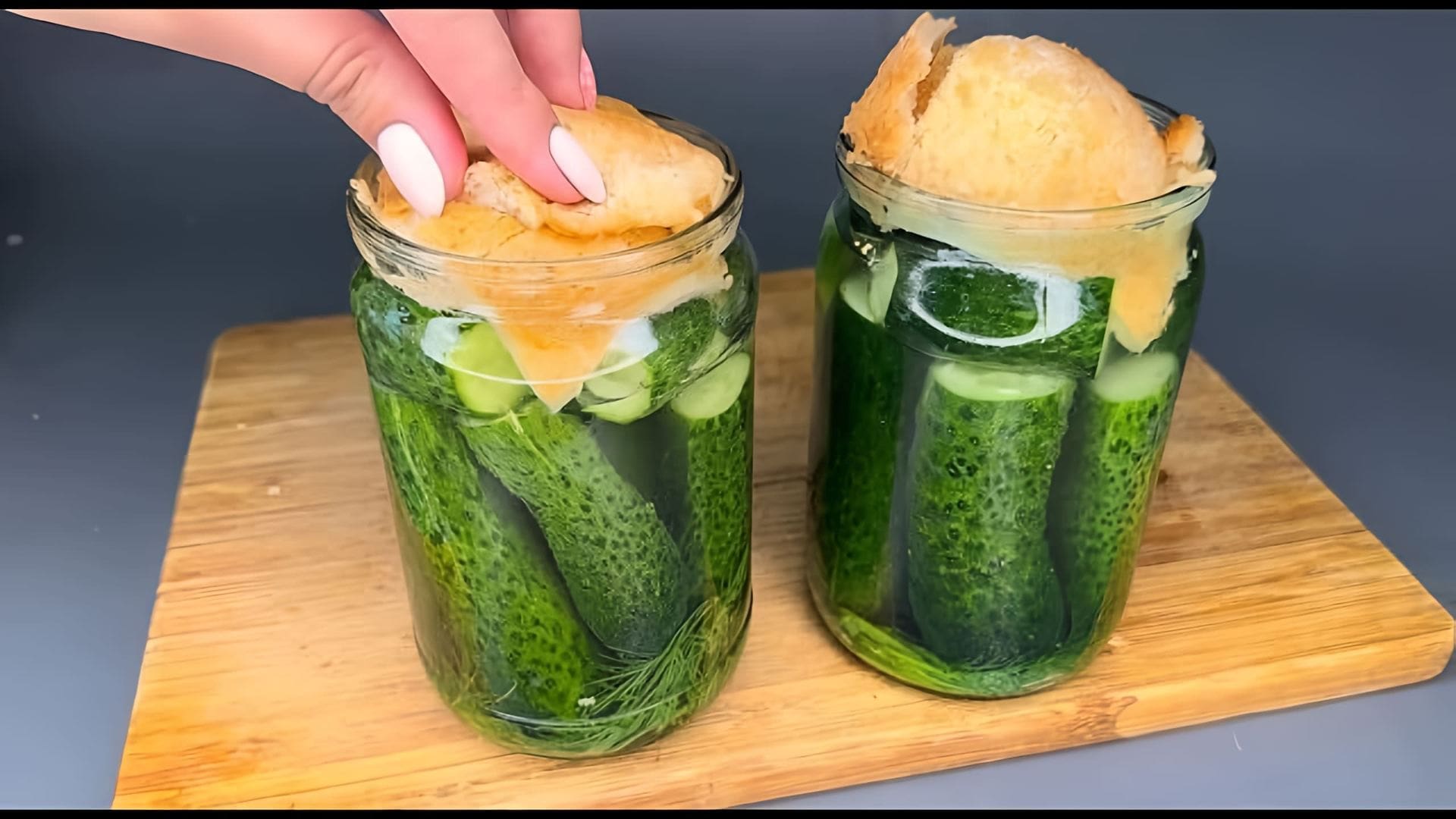 Готовые хрустящие огурцы в банке