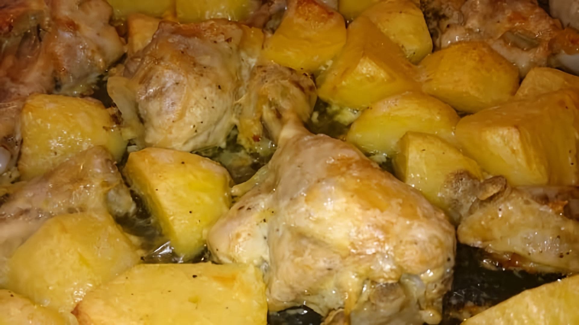 В этом видео демонстрируется рецепт приготовления курицы с картошкой в духовке