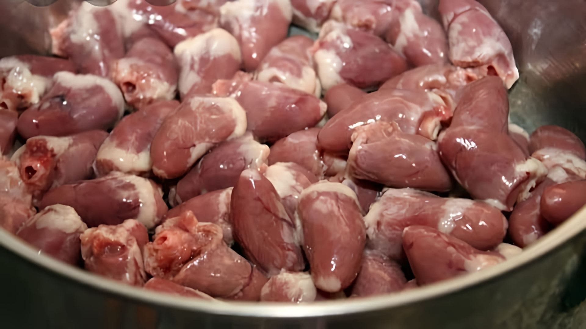 В этом видео демонстрируется процесс приготовления нежных куриных сердечек в соевом соусе и соусе терияки