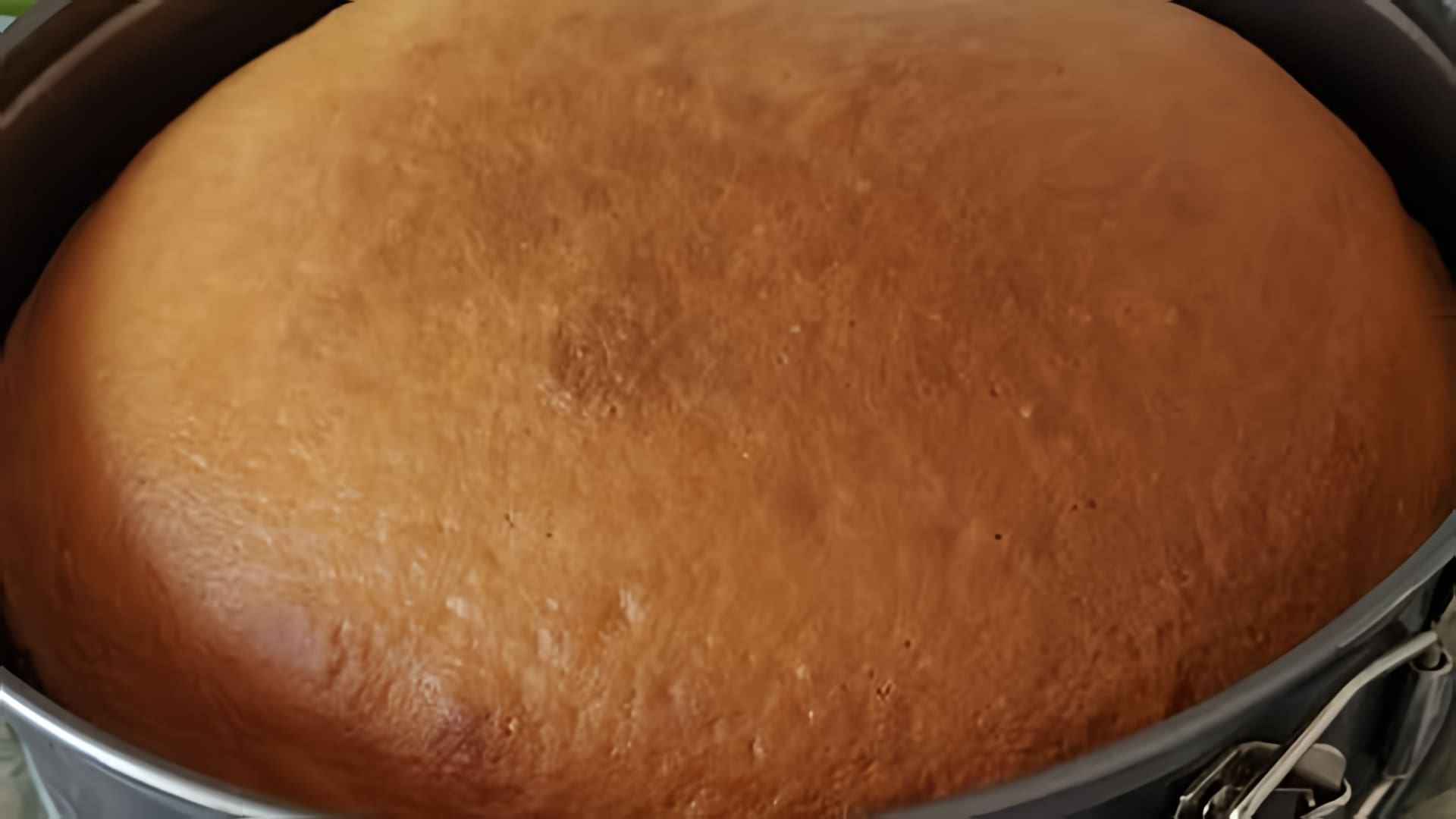 В этом видео Наталья Лапухина показывает, как приготовить пирог на молоке "Проще не бывает"