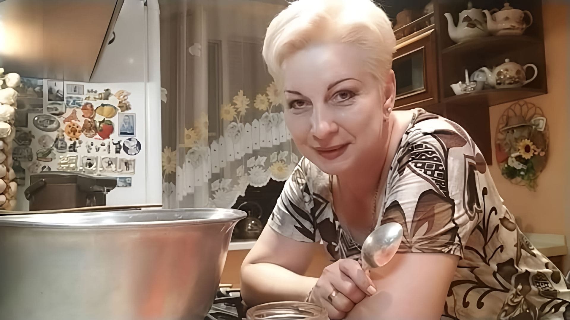 В этом видео Екатерина показывает, как приготовить салат из кабачков с болгарским перцем на зиму