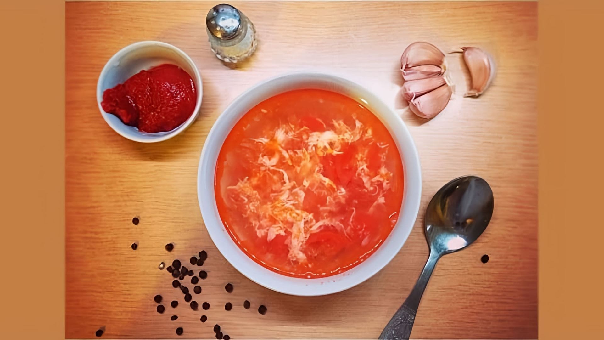 В этом видео-ролике вы увидите, как приготовить вкусный и питательный томатный суп с креветками