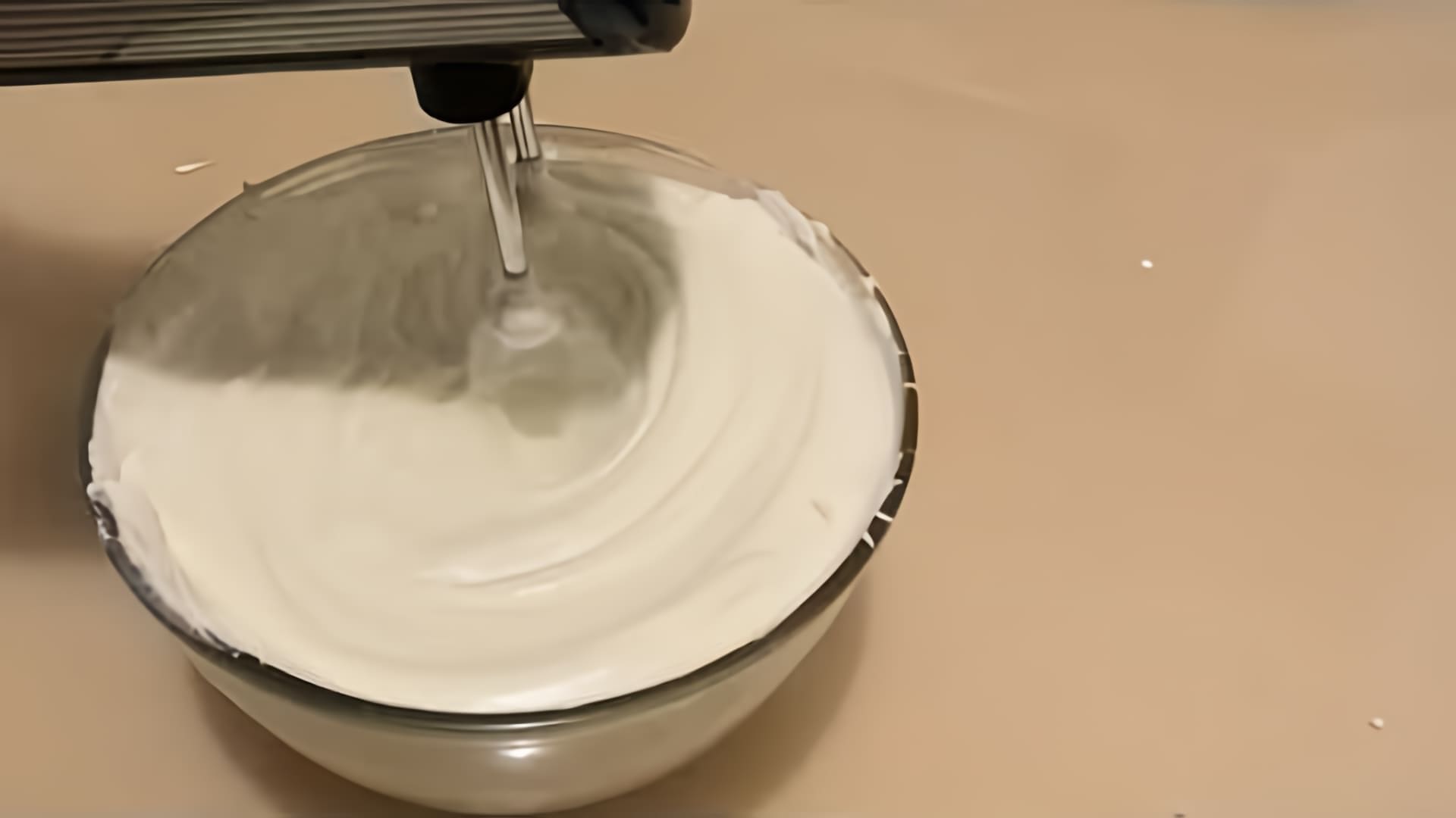 В этом видео демонстрируется процесс приготовления крема из сливок и сгущенного молока
