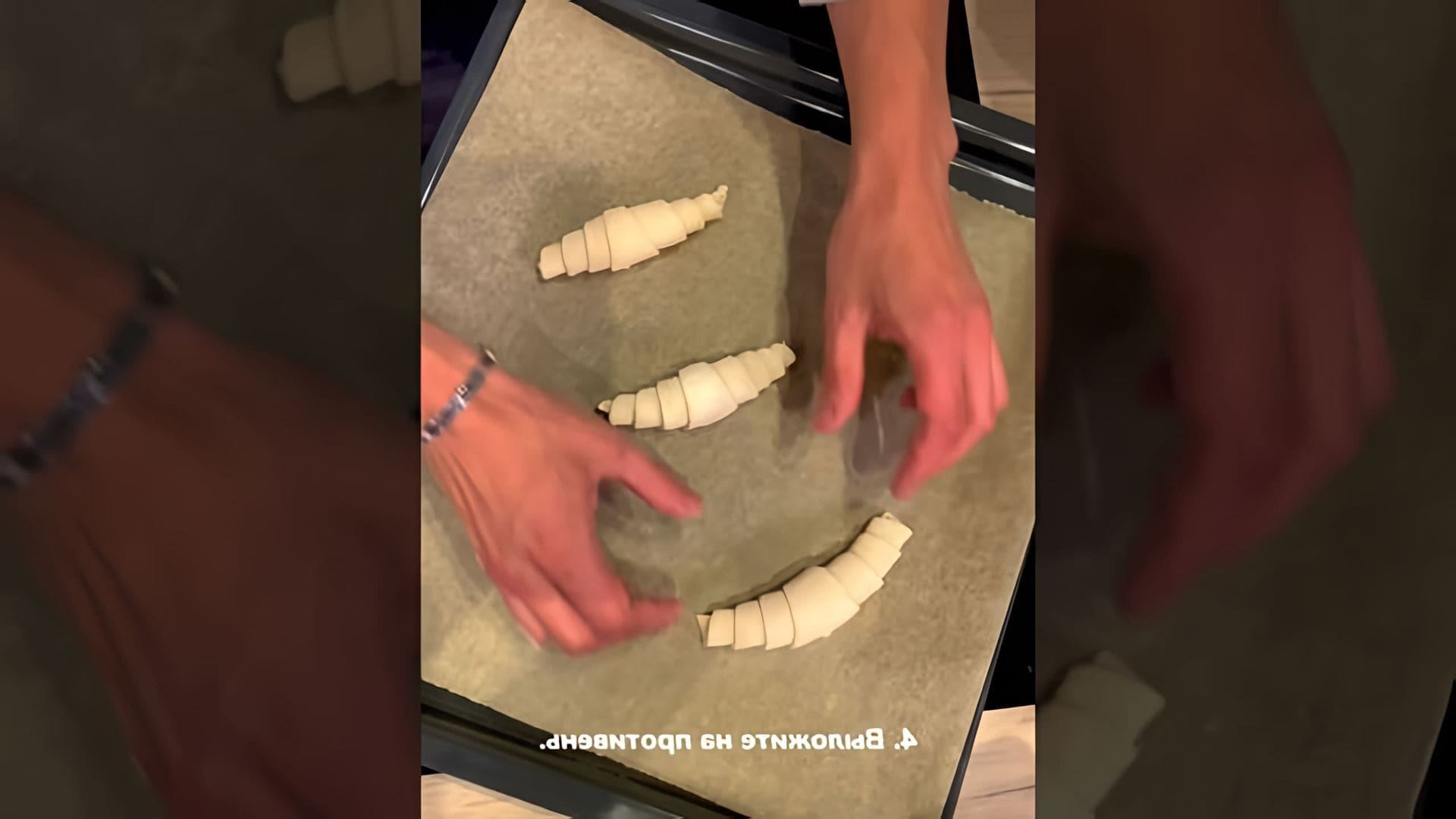 В этом видео-ролике вы увидите, как приготовить круассаны с секретом по быстрому рецепту от «Едим Дома»
