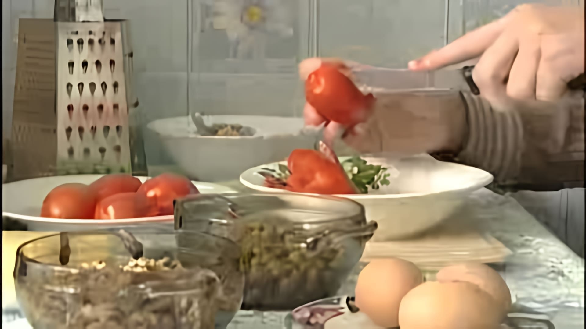 В этом видео Дмитрий Злобин, актёр музыкального театра, показывает, как приготовить мартовские тюльпаны из помидоров