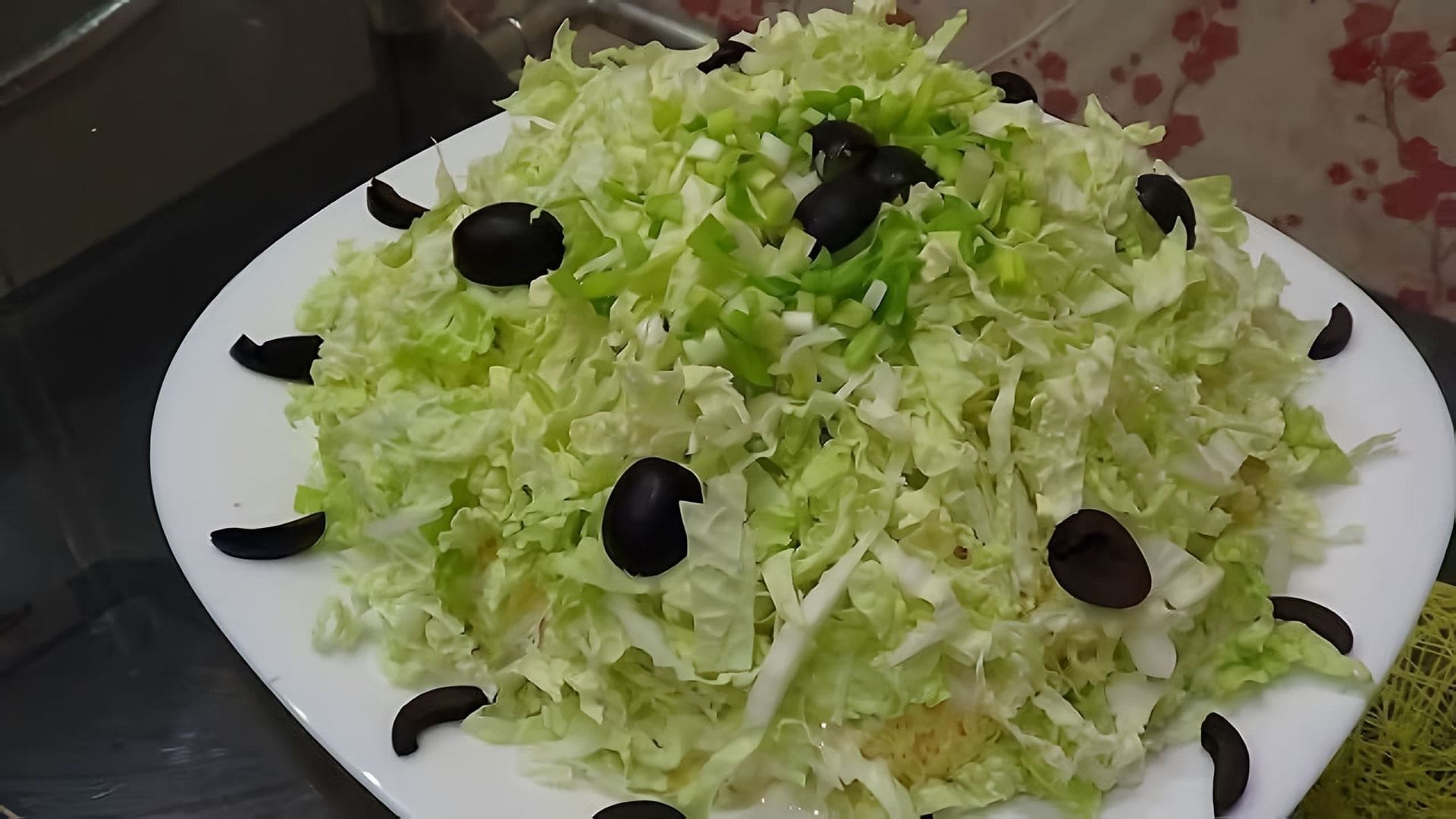 В этом видео демонстрируется процесс приготовления праздничного салата с пекинской капустой, курицей и ананасом