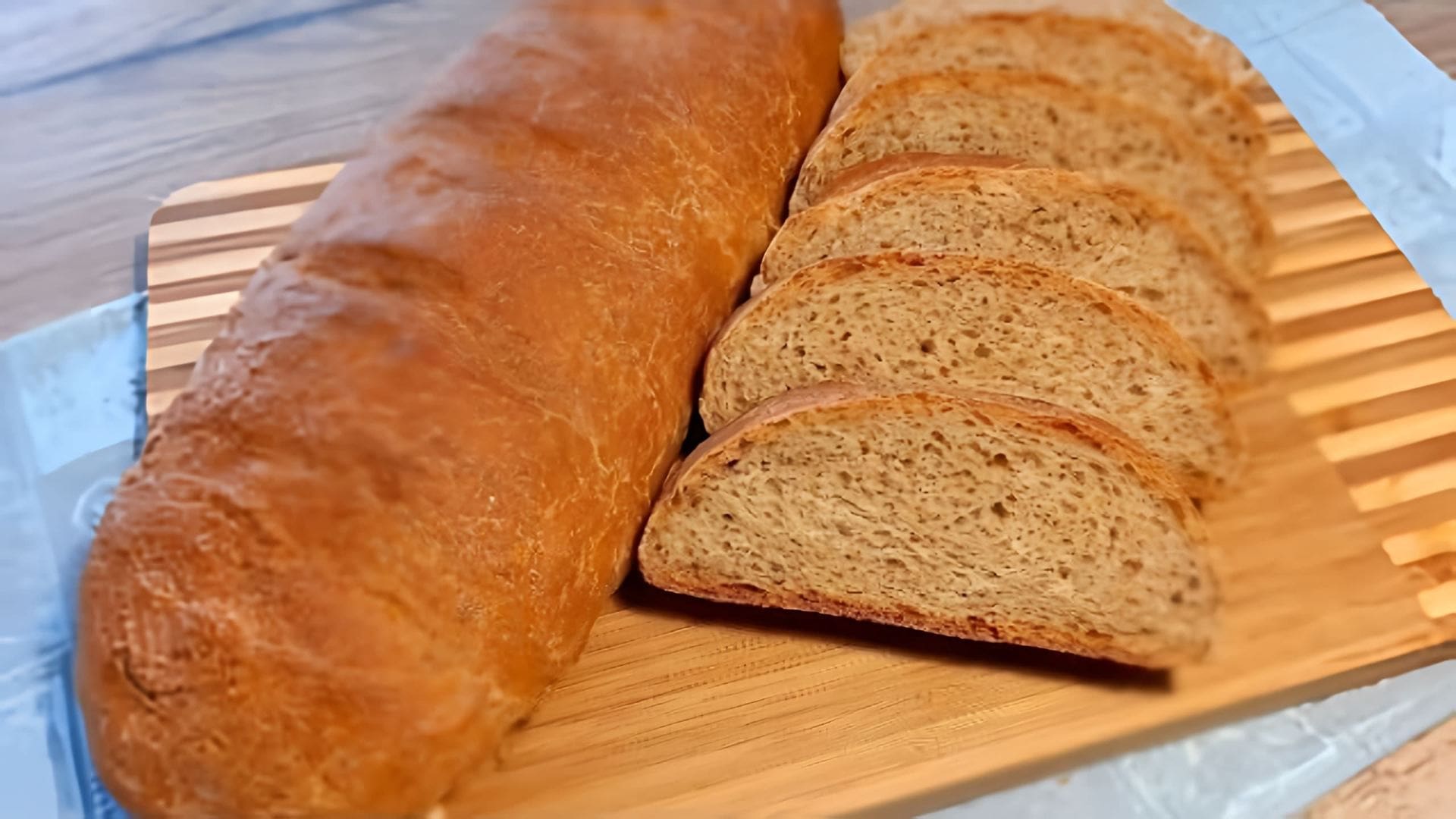 В этом видео-ролике будет показан простой рецепт приготовления вкусного и полезного хлеба из цельнозерновой муки в духовке