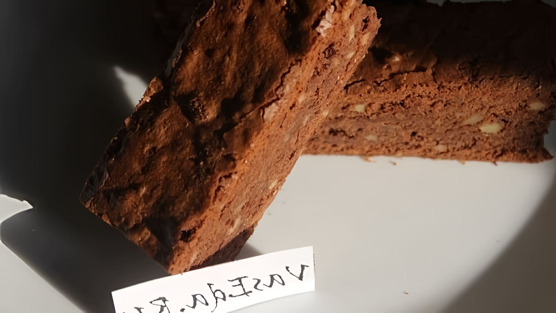 В этом видео-рецепте демонстрируется процесс приготовления классического шоколадного брауни с грецким орехом