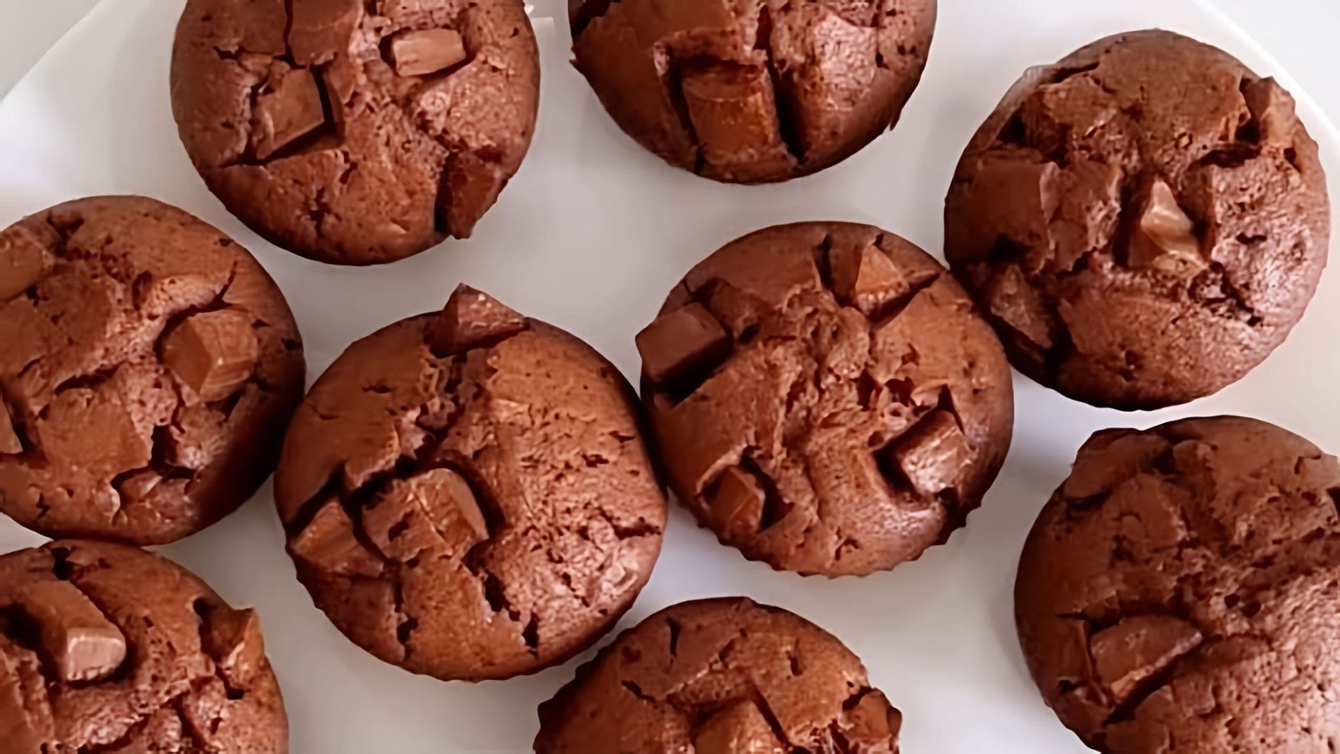 В этом видео демонстрируется рецепт приготовления шоколадных кексов