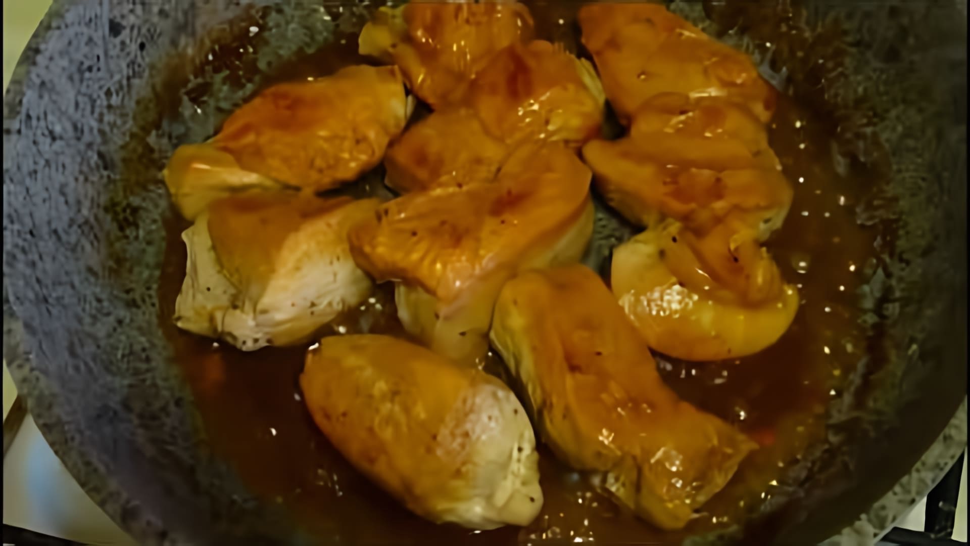 В этом видео-ролике вы увидите, как приготовить вкусную и ароматную жареную куриную грудку с майонезом и чесноком
