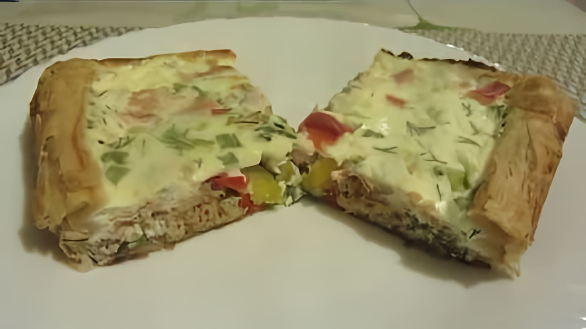 В этом видео Юлия готовит открытый рыбный пирог с горбушей и овощами