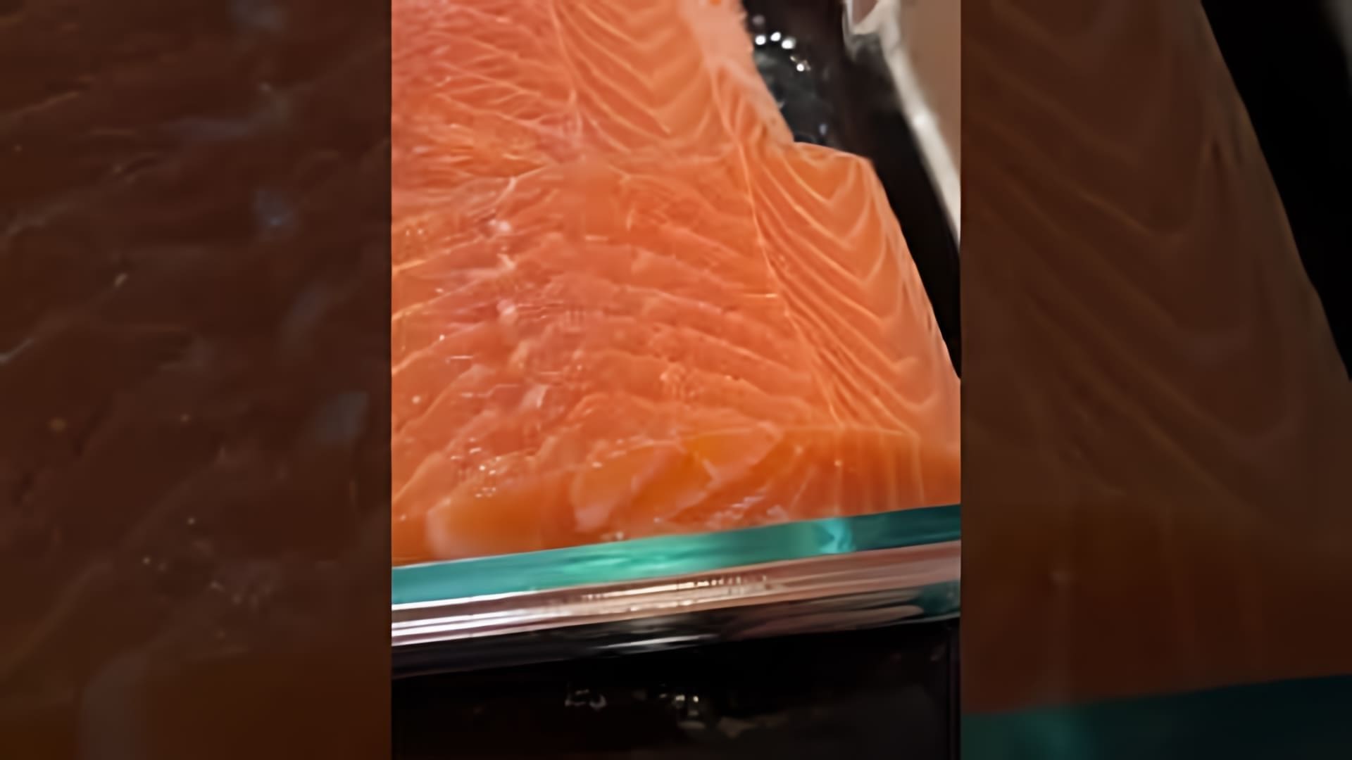 В данном видео демонстрируется процесс засолки красной рыбы