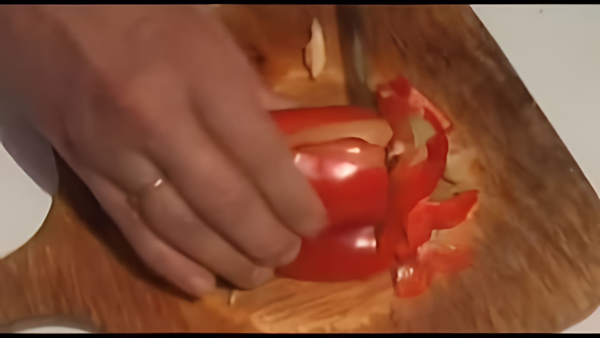В этом видео-ролике будет показан процесс приготовления лечо с морковью и жареным луком
