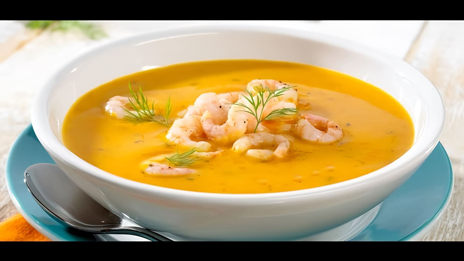 В этом видео демонстрируется простой рецепт приготовления тыквенного супа-пюре с креветками