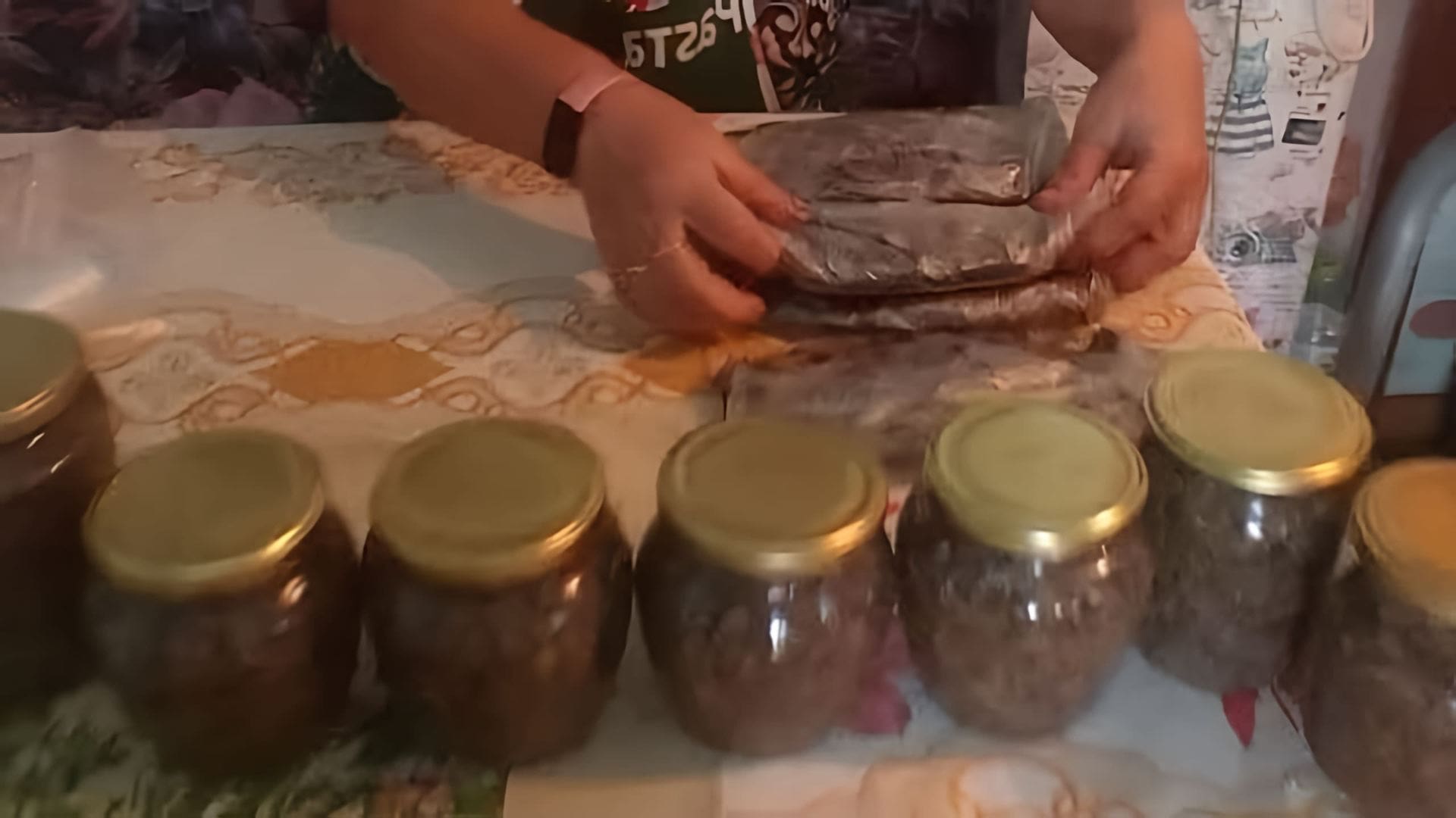 В этом видео демонстрируется процесс приготовления грибной икры