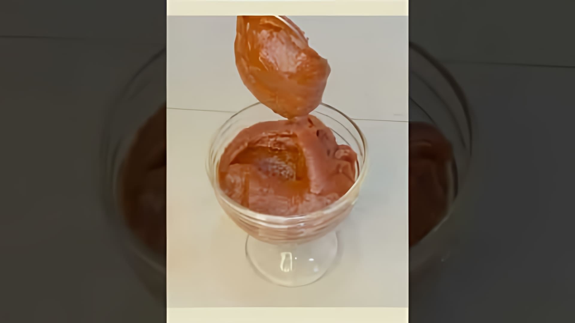 В этом видео демонстрируется процесс приготовления шоколадно-яблочного повидла