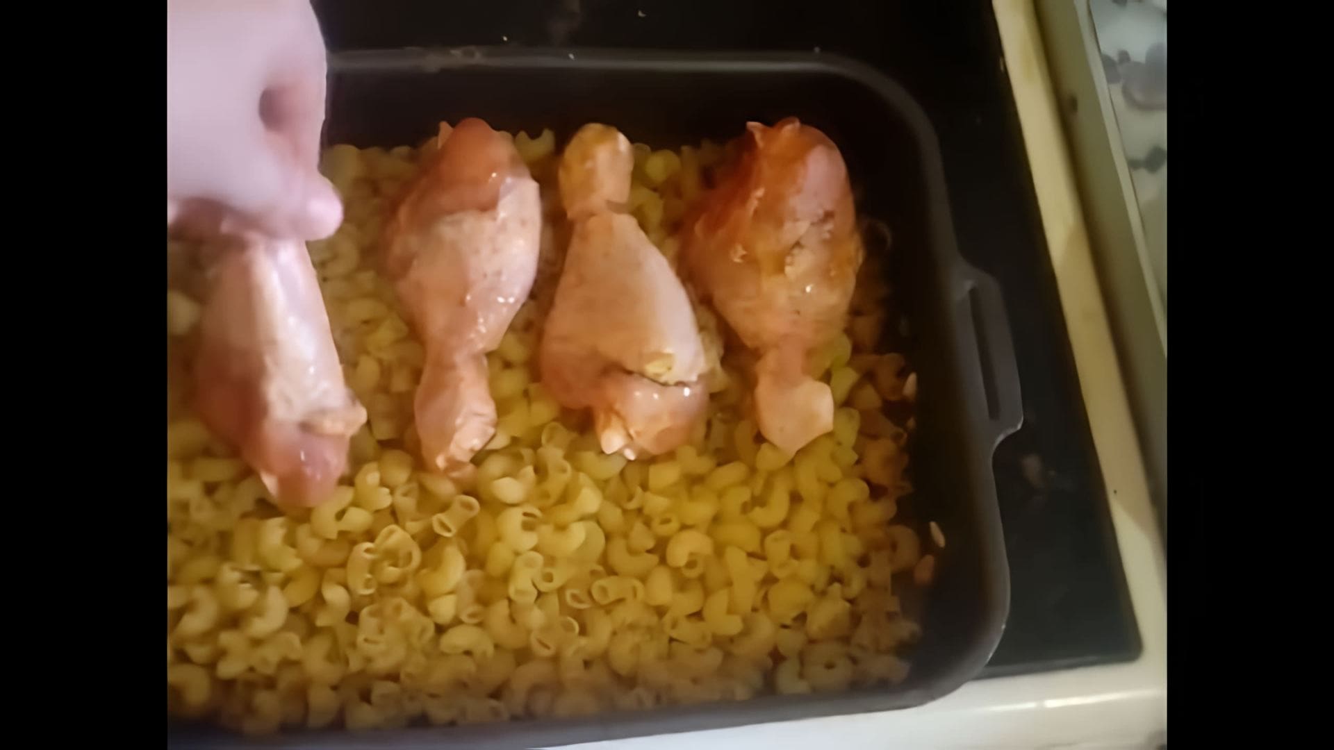 #shorts Курица с макаронами в духовке - это видео-ролик, который демонстрирует процесс приготовления вкусного и простого блюда - курицы с макаронами в духовке