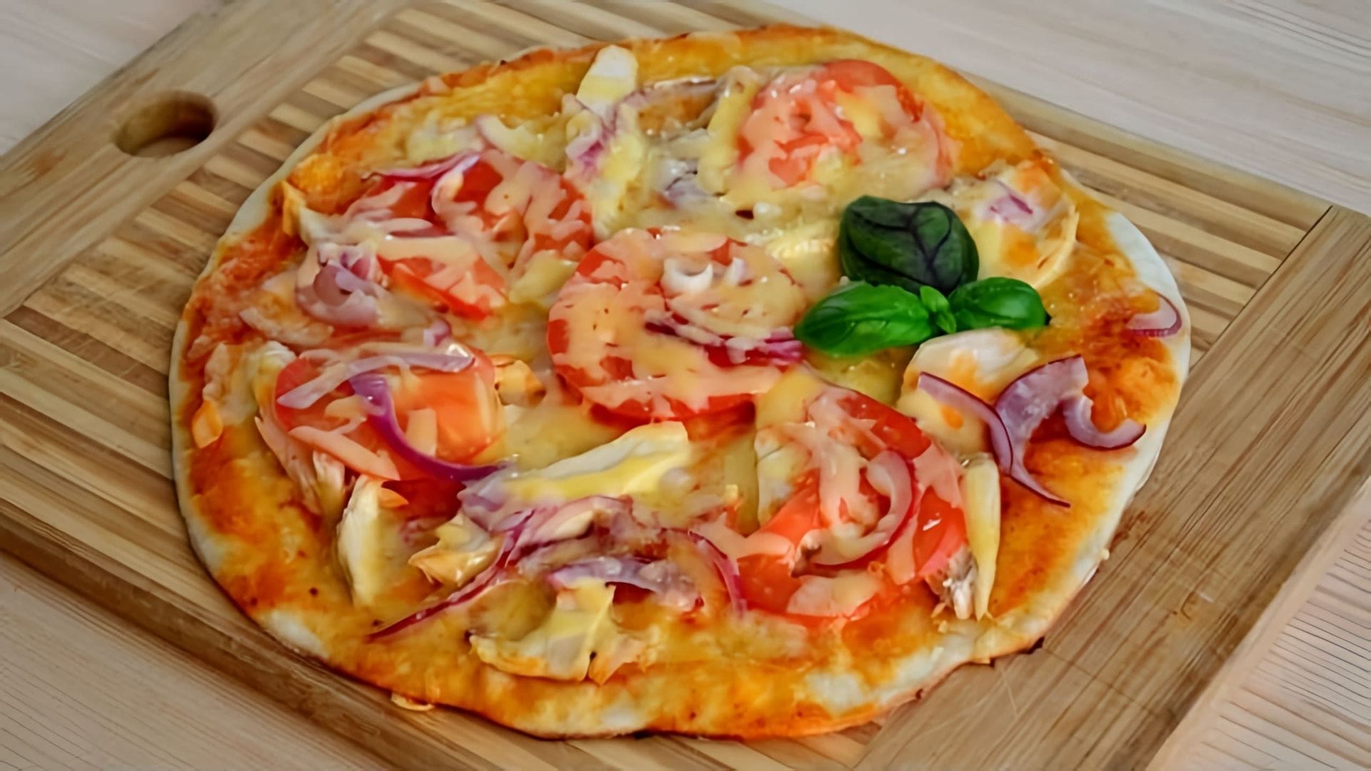 В этом видео демонстрируется рецепт приготовления тонкой итальянской пиццы