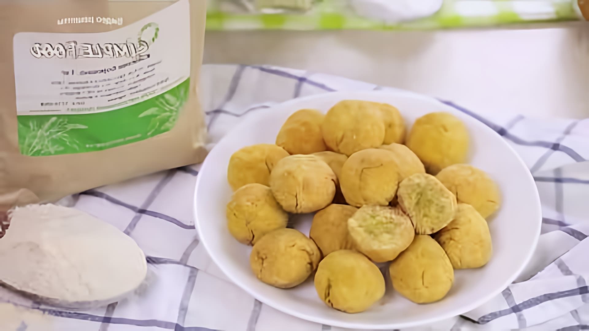 В этом видео демонстрируется рецепт приготовления кокосового печенья без глютена и сахара