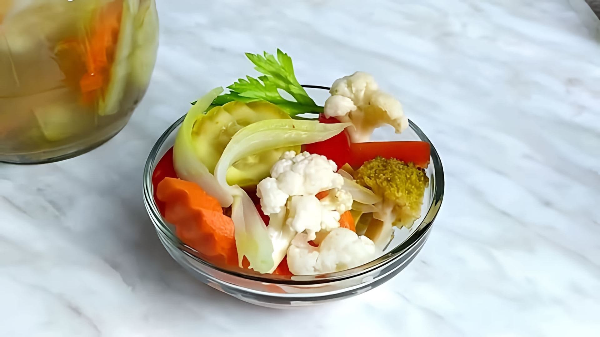 В этом видео рассказывается о том, как приготовить итальянское блюдо "Giardiniera" - ферментированные овощи