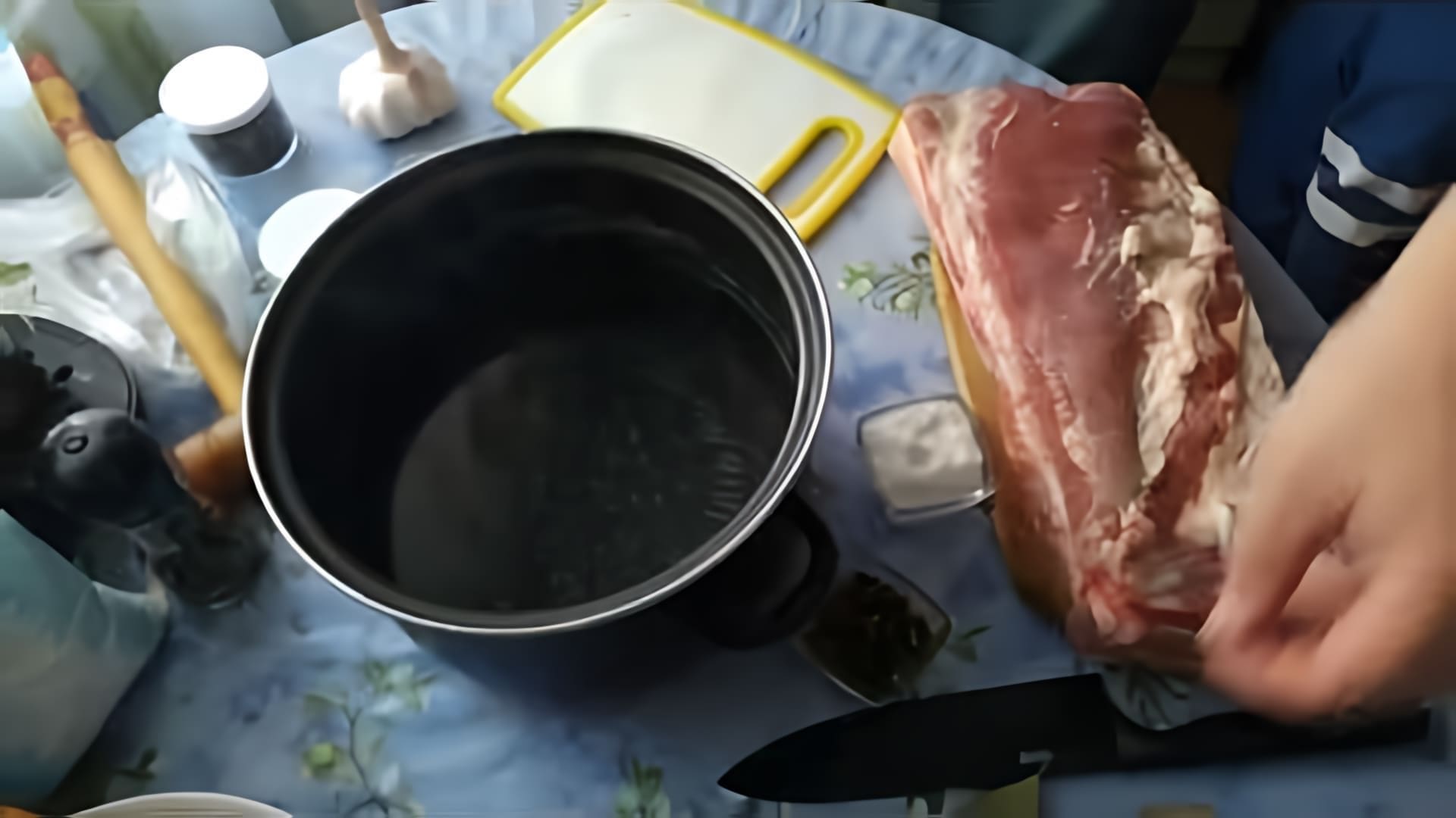 В этом видео Александр Чулков рассказывает о рецепте приготовления варено-копченой грудинки