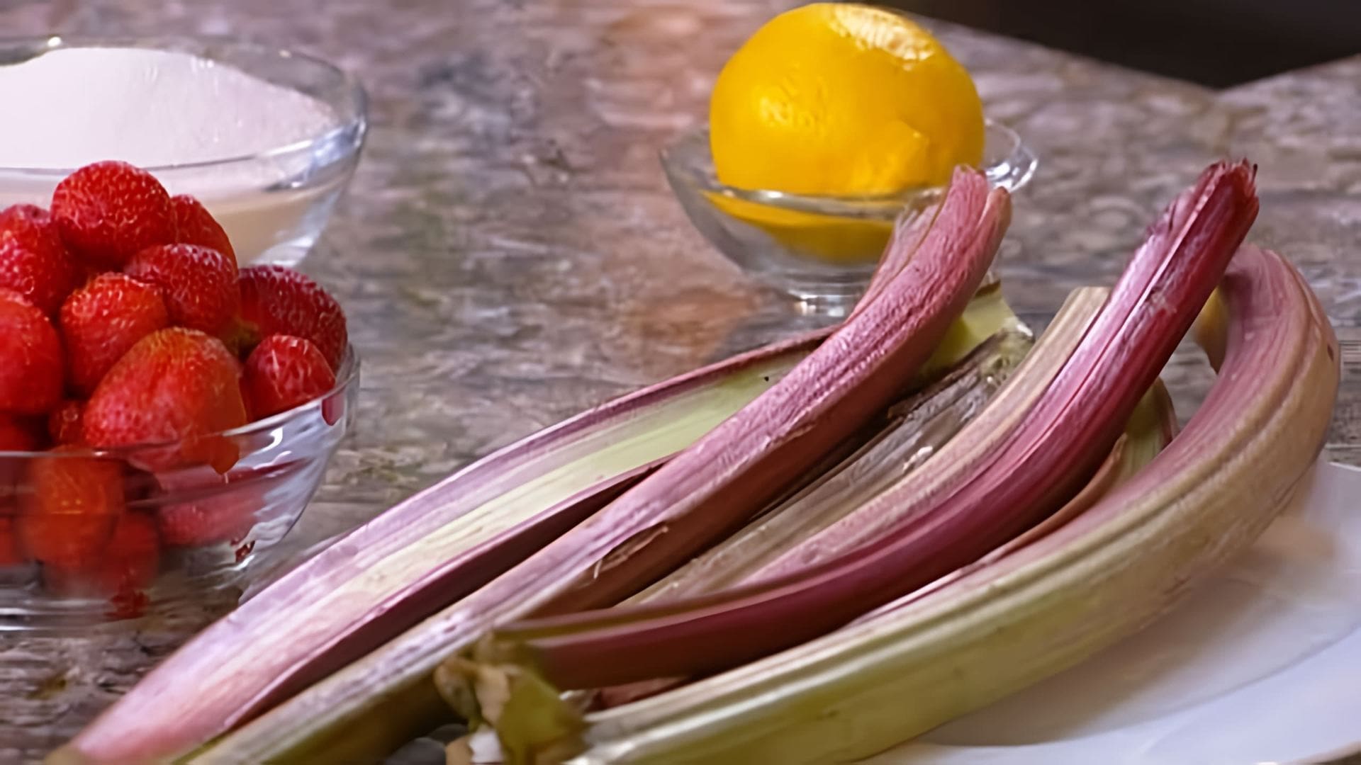 Видео как приготовить три рецепта с использованием ревеня - варенье из ревеня с клубникой, ревень с медом и маринованный ревень