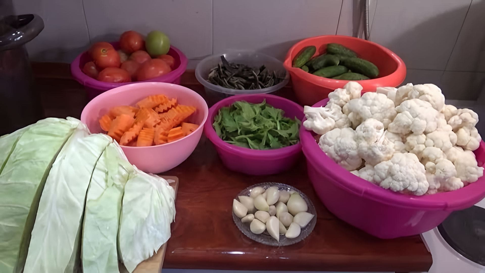 В этом видео Арман показывает, как приготовить смешанные соленья по армянскому рецепту