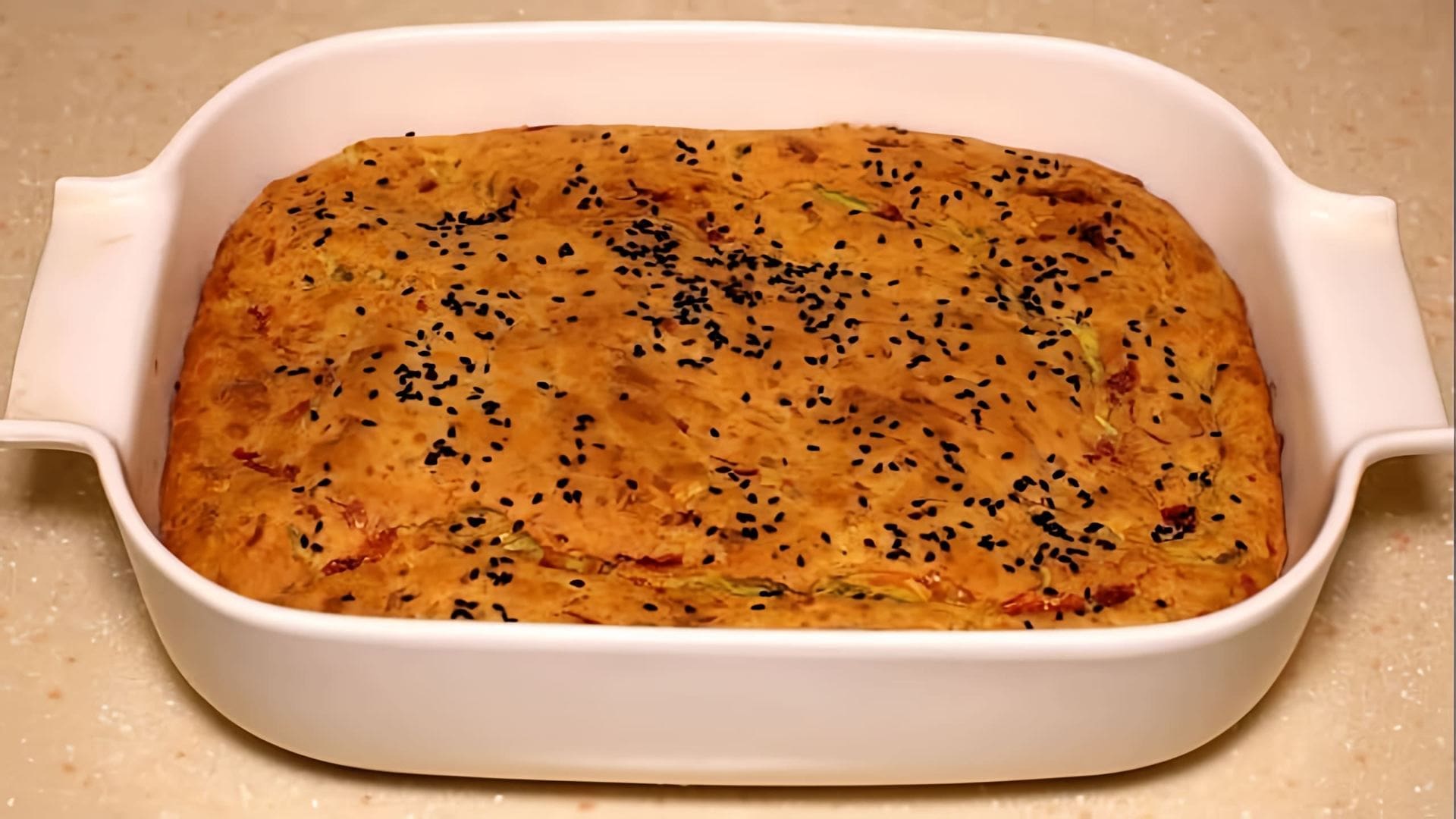 В этом видео демонстрируется простой рецепт приготовления кабачкового пирога