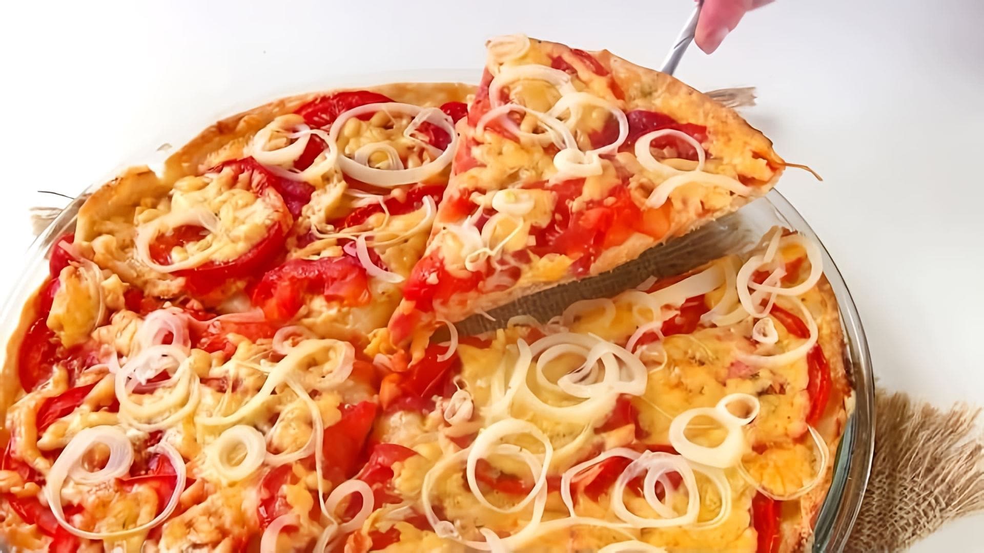 В этом видео демонстрируется процесс приготовления помидорной пиццы "Синьорина"