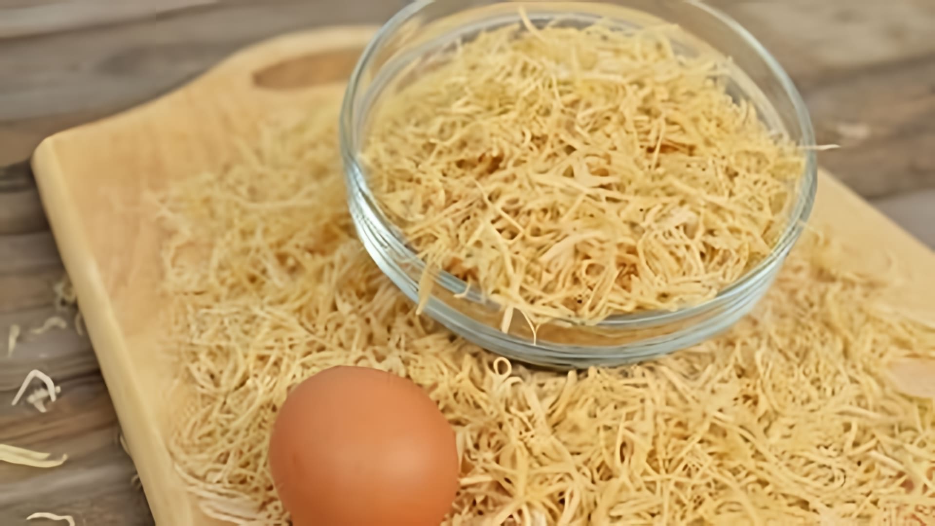 В этом видео демонстрируется процесс приготовления домашней яичной лапши