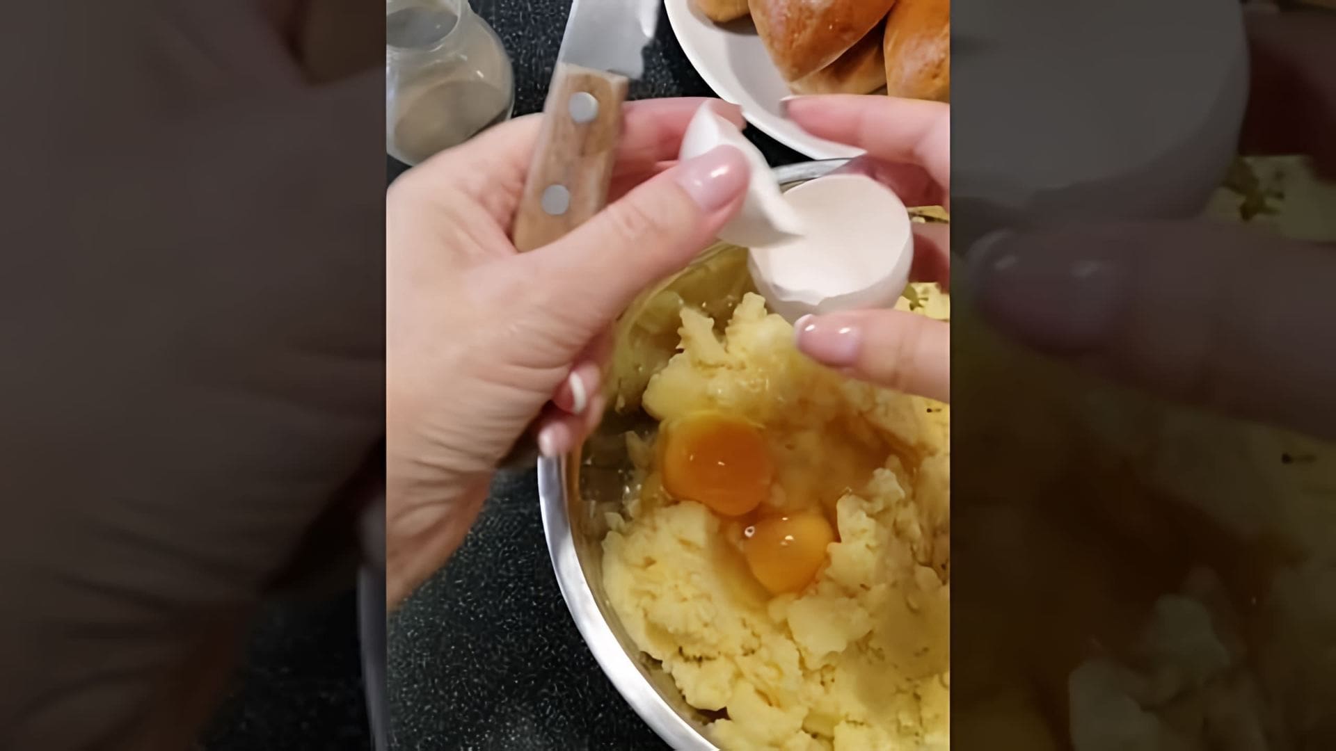 В этом видео демонстрируется, как приготовить вкусные пирожки из остатков картофельного пюре