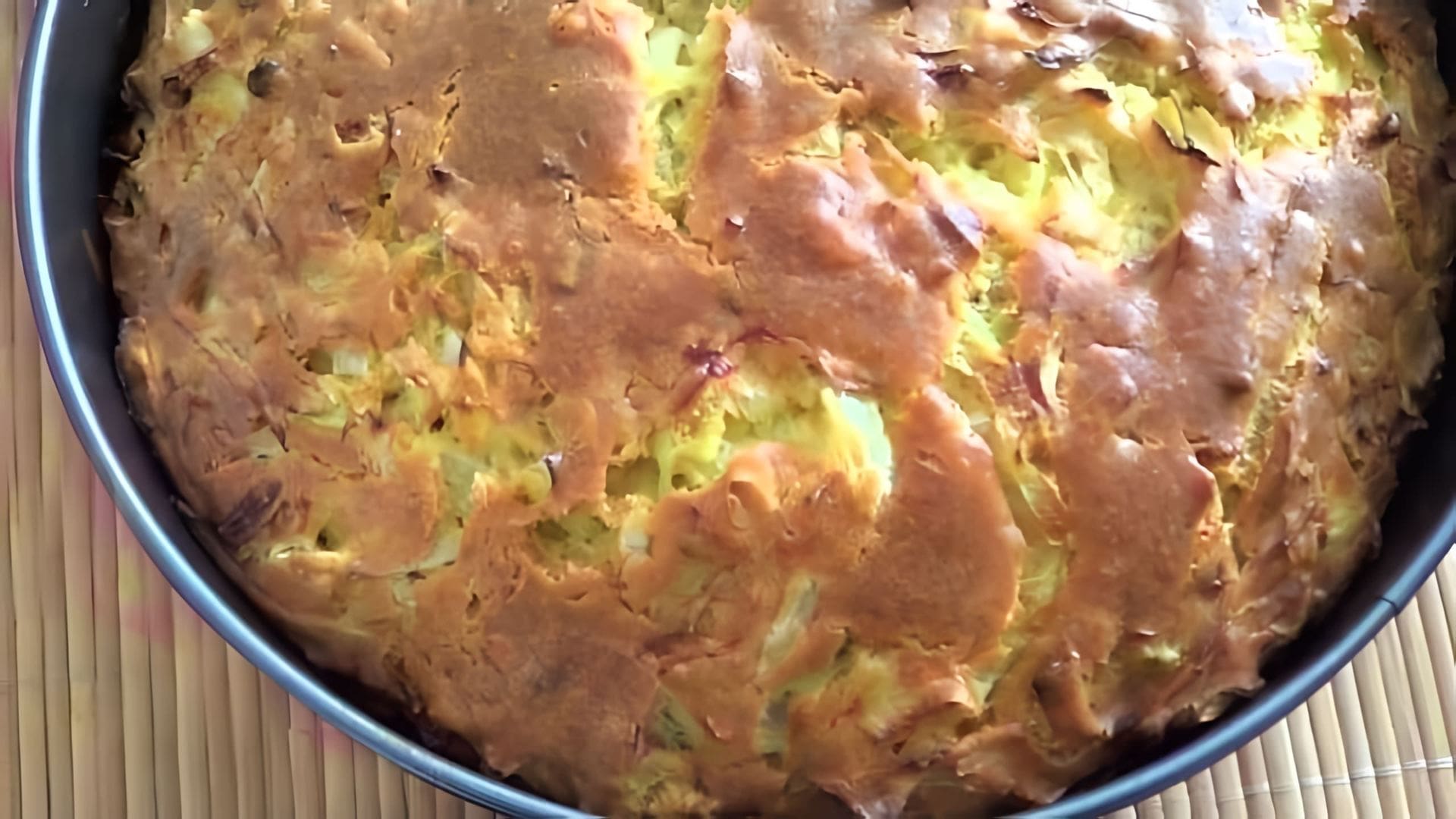 В этом видео демонстрируется рецепт пирога с капустой