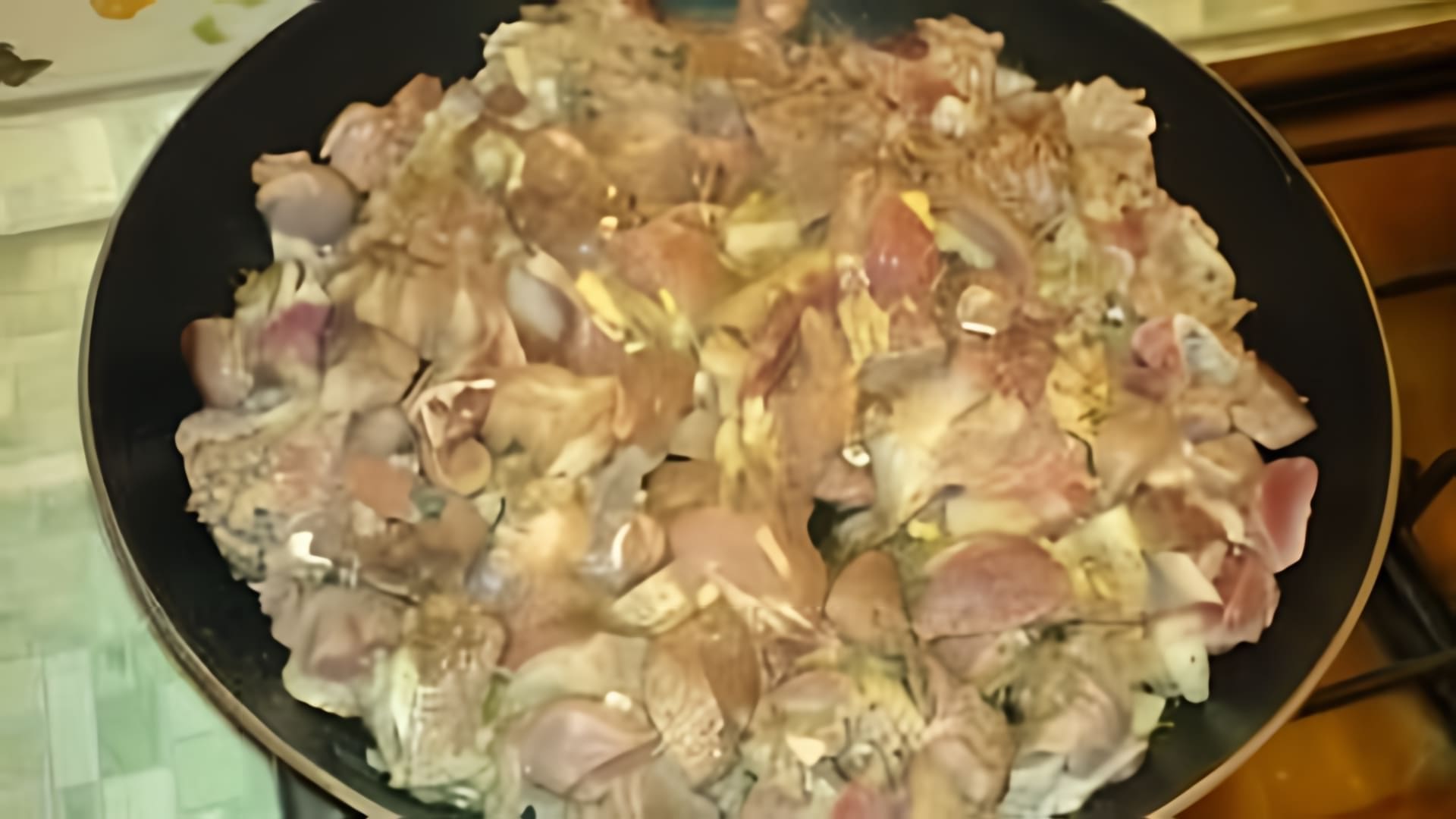 В этом видео Аня показывает, как приготовить куриные желудки в соусе
