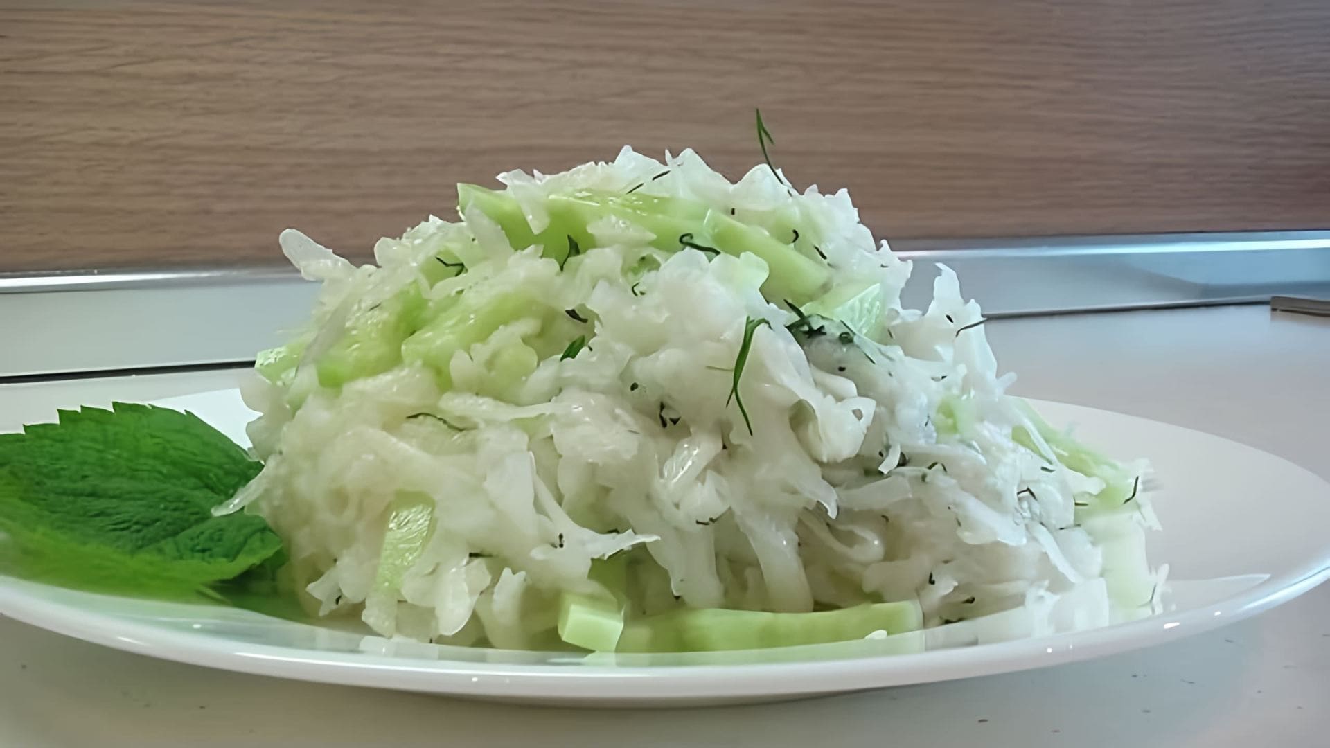 В этом видео Жанна готовит салат из черной редьки с огурцом и мятой