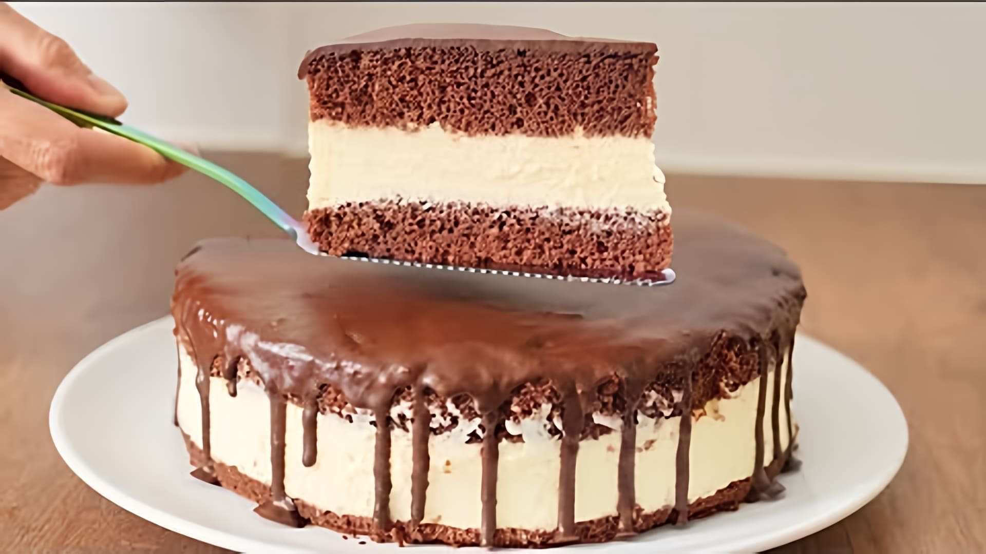 Видео как приготовить вкусный шоколадный торт под названием "Эскимо", с очень вкусным кремовым начинкой