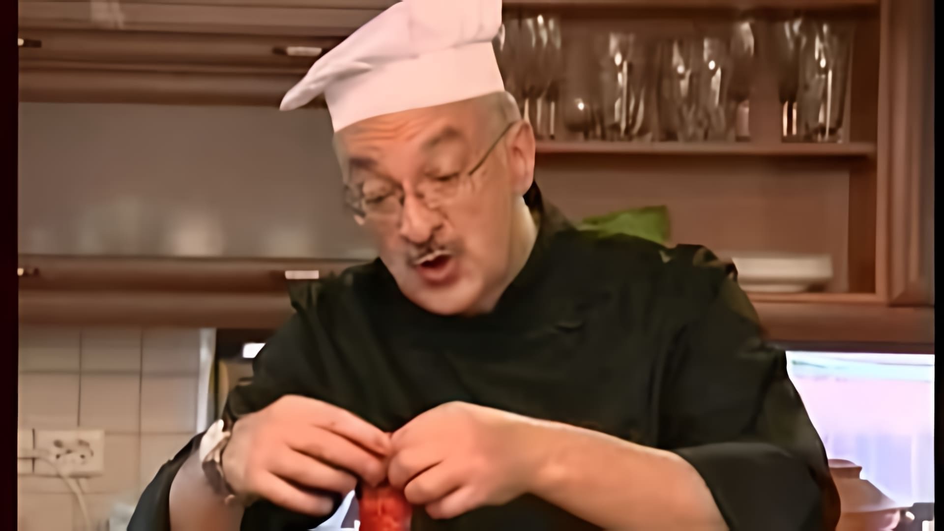 В данном видео-ролике Сталик Ханкишиев демонстрирует процесс приготовления баклажанной икры