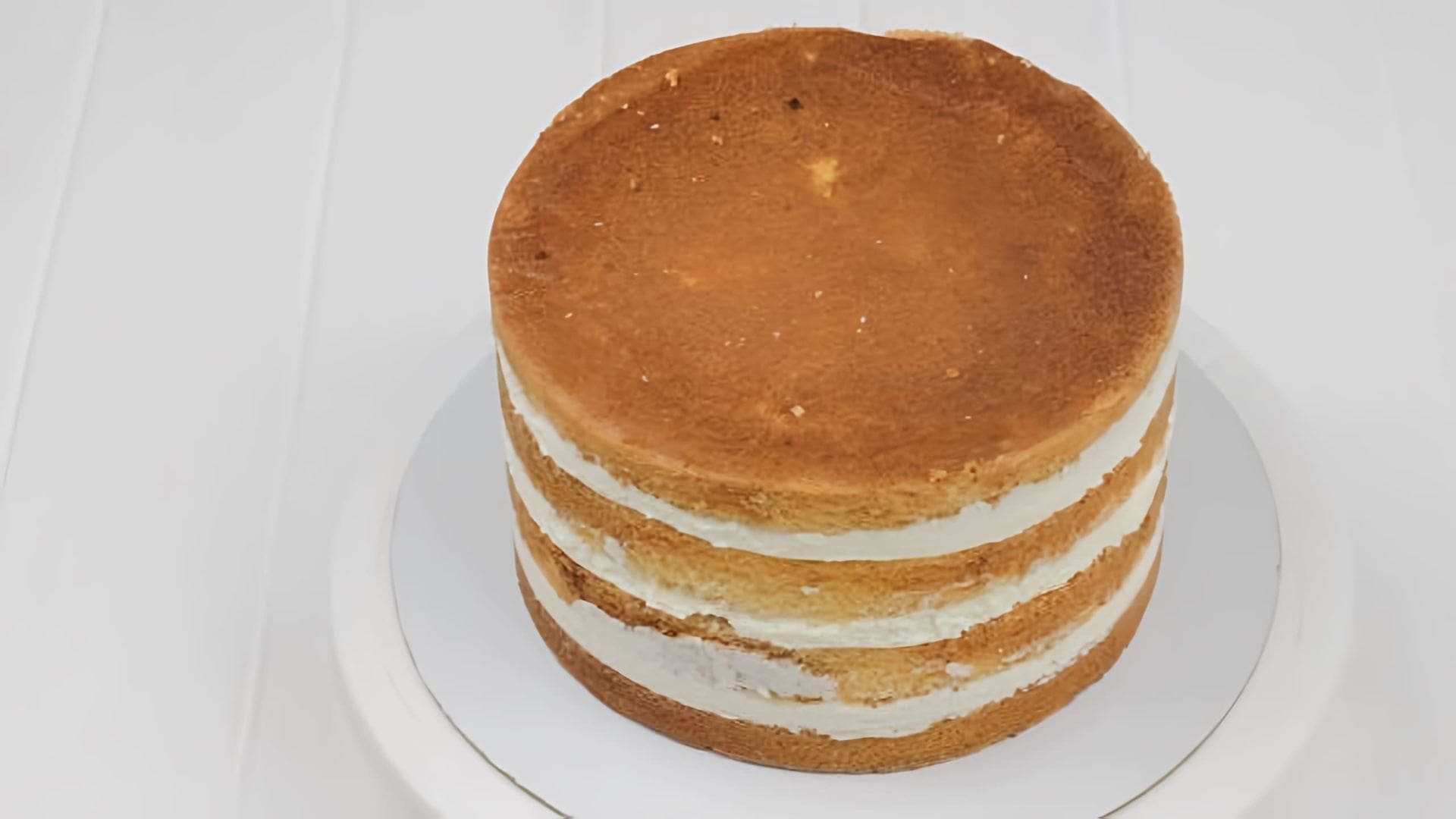 В этом видео демонстрируется простой рецепт торта, который отлично подходит для экспериментов с начинками и различными вкусами