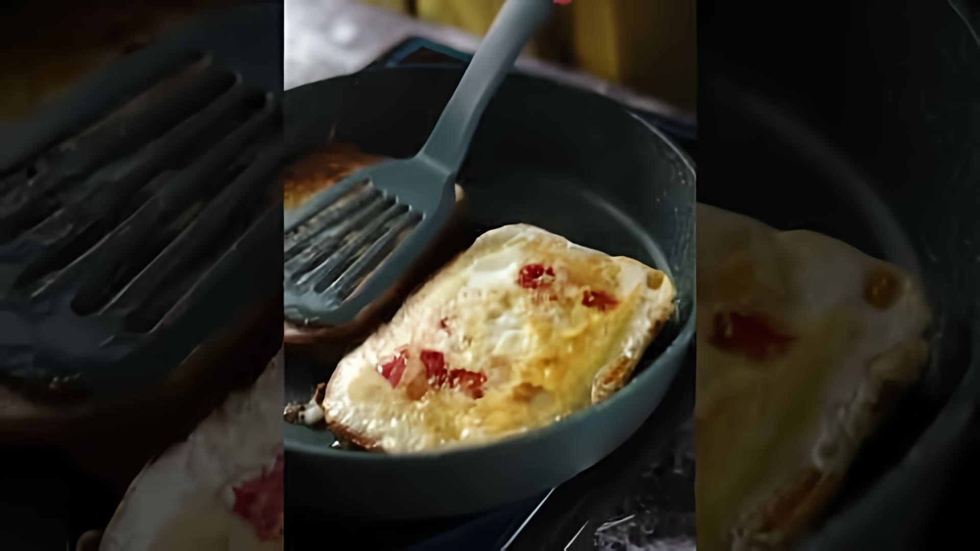 В этом видео-ролике демонстрируется процесс приготовления горячих бутербродов с яйцом