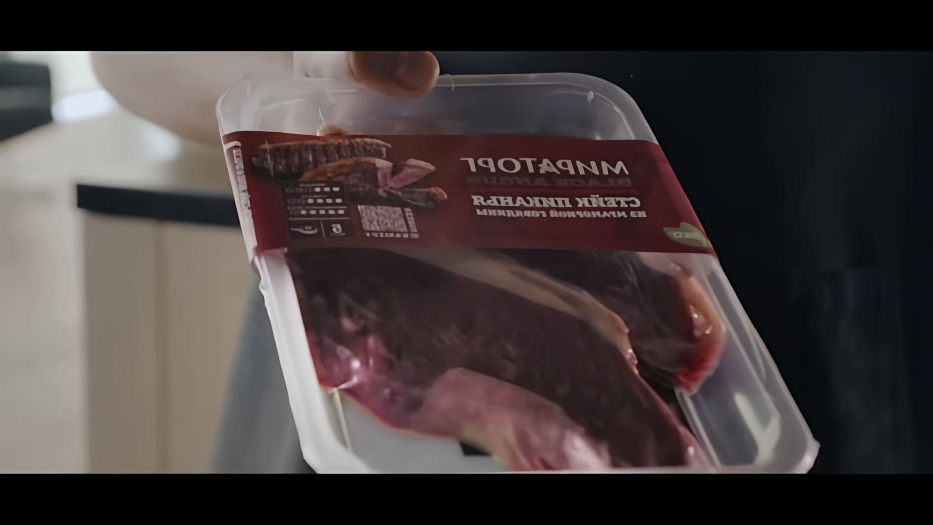 В этом видео Дмитрий, представитель компании Мираторг, показывает, как приготовить стейк из мраморной говядины Пиканья