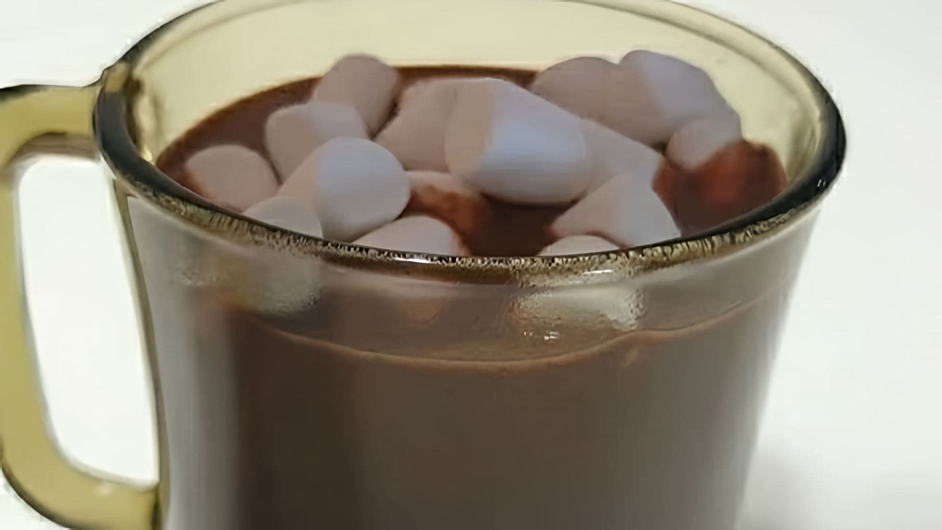 "Самый вкусный и простой горячий шоколад" - это видео-ролик, который демонстрирует, как приготовить горячий шоколад, используя простые и доступные ингредиенты