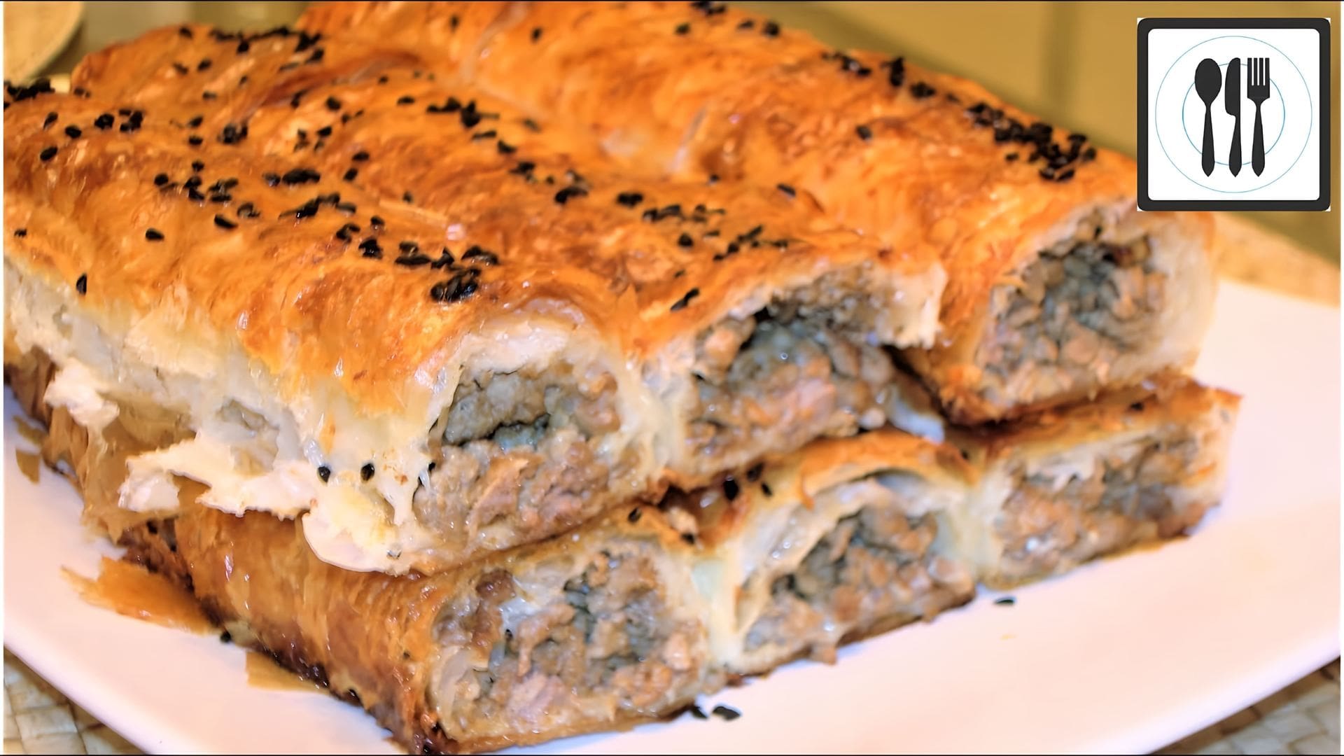 Мясной пирог с фило. Турецкий пирог Бурек. Бурек с мясом турецкий. Тесто фило мясной пирог. Пирог Бурек с мясом.