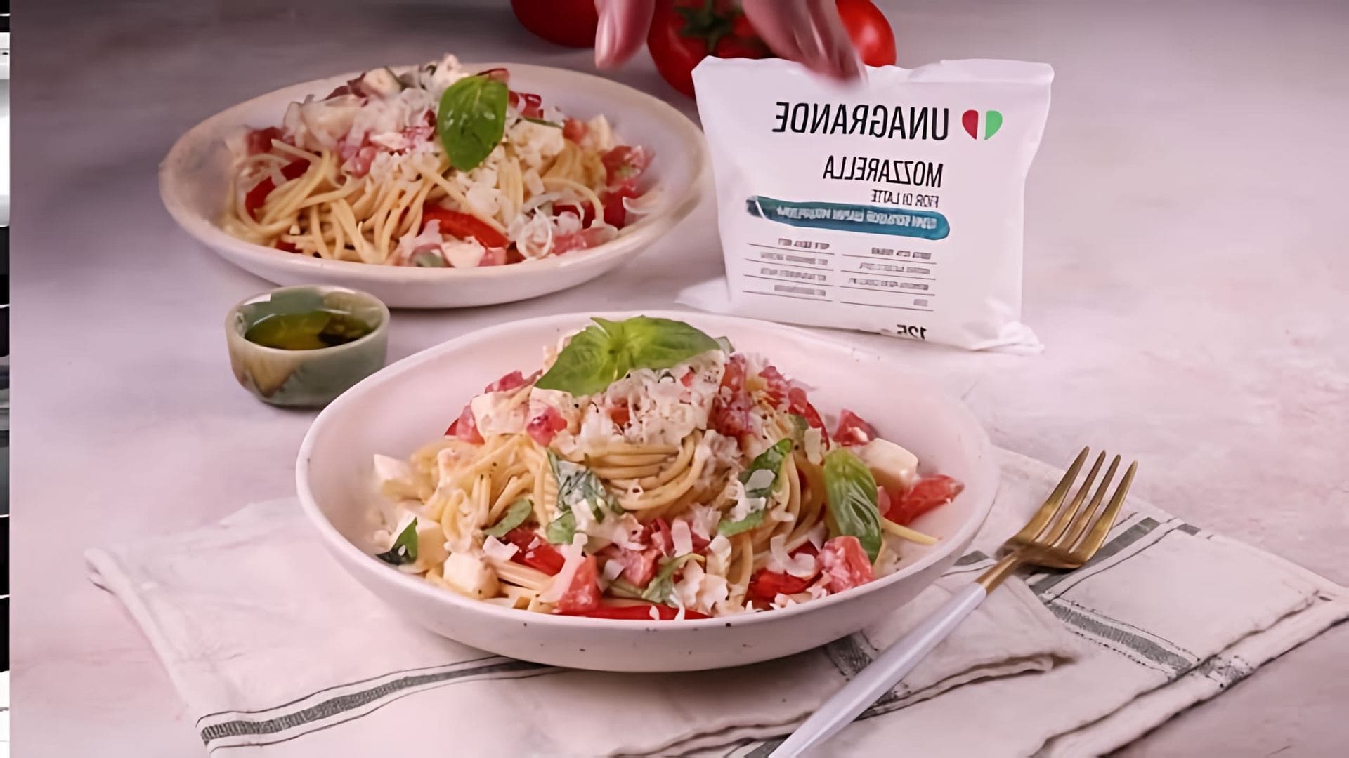 В этом видео-ролике мы увидим, как приготовить спагетти с моцареллой
