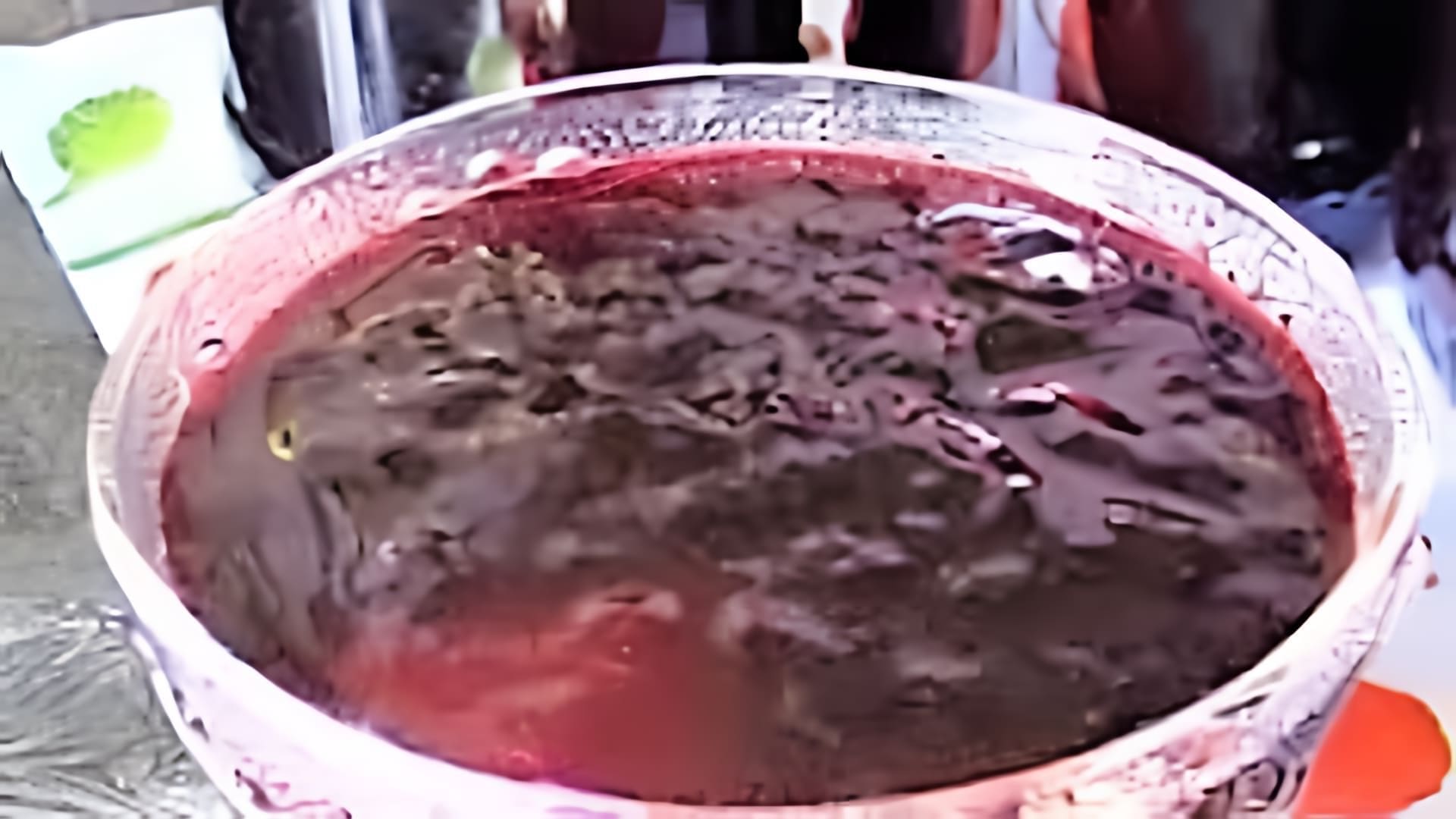 В этом видео демонстрируется процесс приготовления желе из крыжовника на зиму