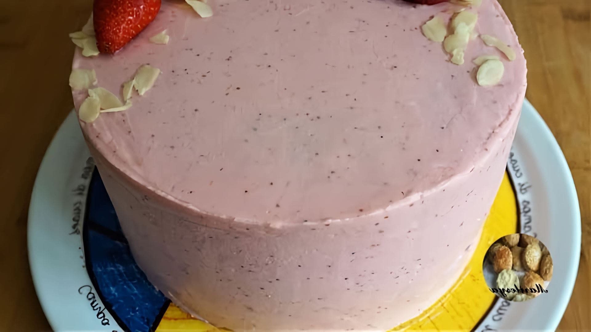 В этом видео демонстрируется рецепт клубничного торта с муссом из белого шоколада